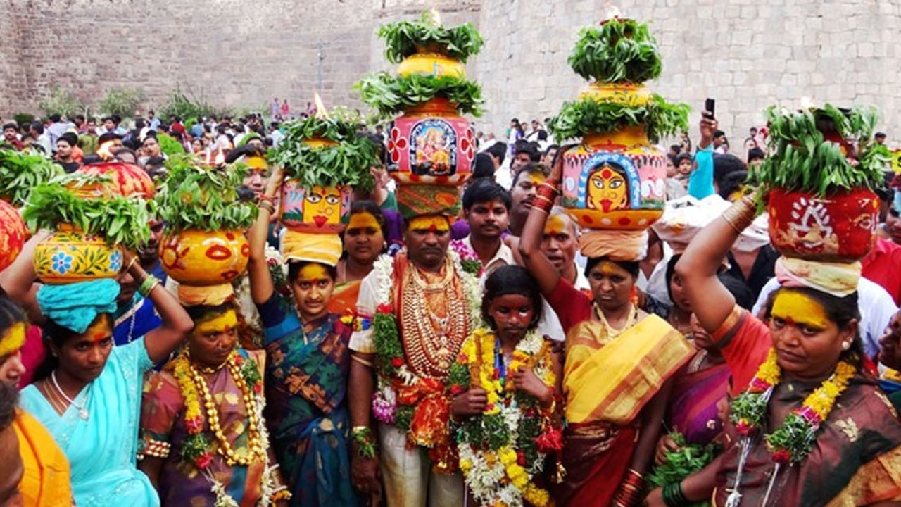 బోనాల పండుగలో, మహిళలు బియ్యం, పాలు, పెరుగు, బెల్లం మొదలైనవి ఉపయోగించి బోనాలను తయారు చేసి అమ్మవారికి సమర్పిస్తారు. ఈ వేడుకలు ఊరేగింపులు, సంగీతం, నృత్యాలు, భవిష్యద్వాణి రంగం వంటి అంశాలతో నిండి ఉంటాయి. తెలంగాణ గ్రామీణ ప్రాంతాలలో గ్రామ దేవతలను కూడా పూజిస్తారు. బోనాల పండుగ తెలంగాణ సంస్కృతి, నమ్మకాలను ప్రతిబింబిస్తుంది.
