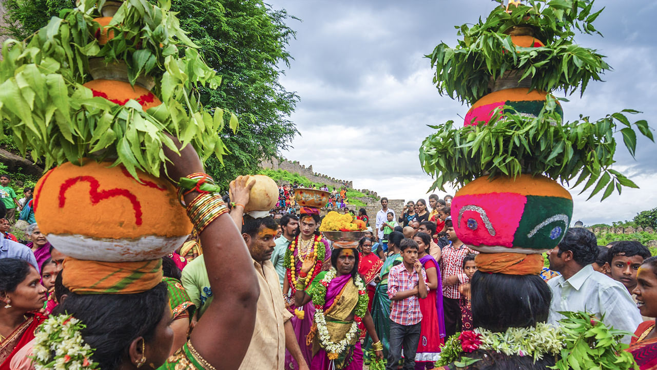 1908లో ముసి నది వరద కూడా బోనాల పండుగ ప్రాముఖ్యతను పెంచింది. వరదలో అనేక మంది ప్రాణాలు కోల్పోయారు. అప్పటి నిజాం, మీర్ మహబూబ్ అలీఖాన్, లాల్ దర్వాజా అమ్మవారి ఆలయంలో ప్రార్థనలు చేసి, ముసి నదిలో పసుపు, కుంకుమ, గాజులు, పట్టు వస్త్రాలను సమర్పించారు. అప్పటి నుండి, లాల్ దర్వాజాలోని సింహవాహిని ఆలయంలో ఆషాడ మాసపు చివరి ఆదివారం బోనాల ఉత్సవాలు జరుగుతున్నాయి.