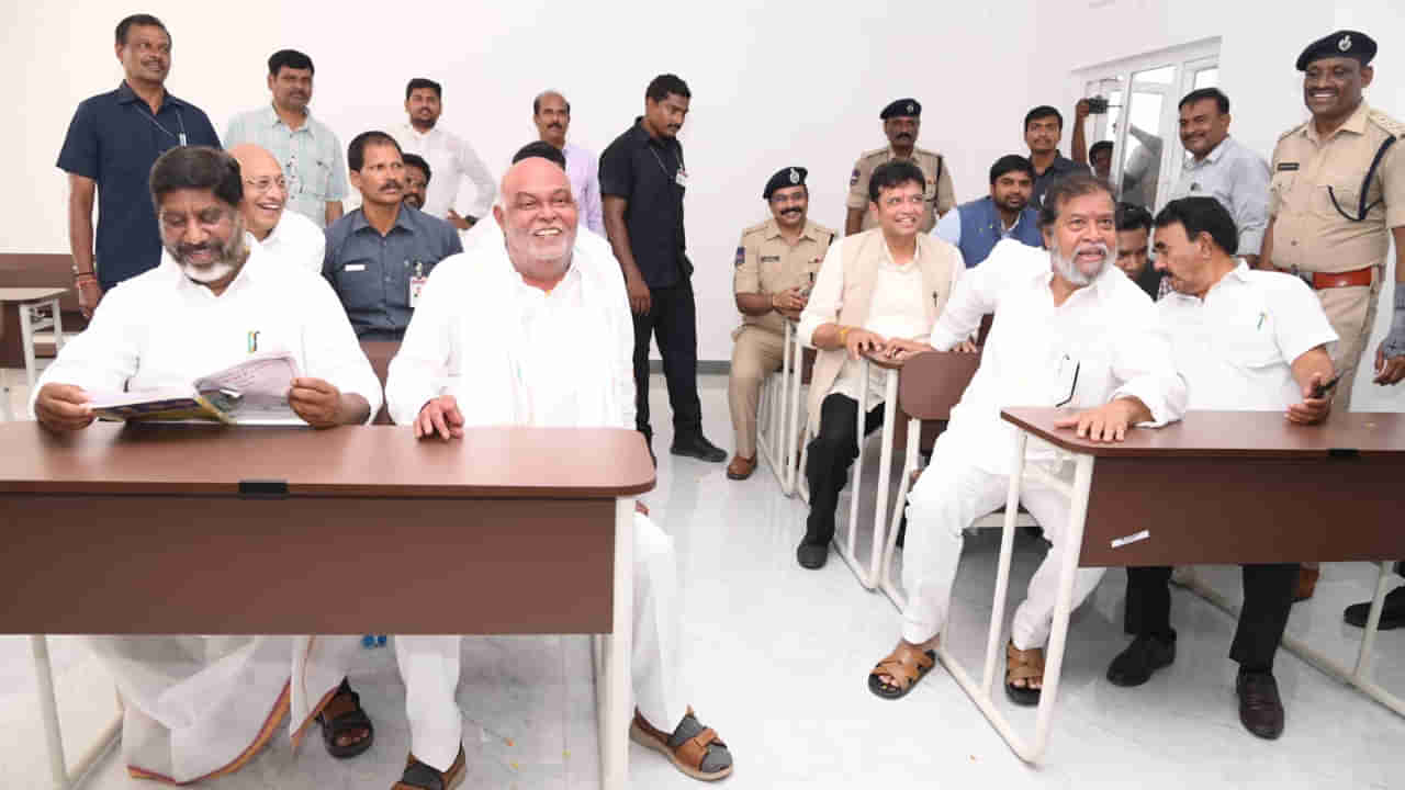 Mancherial: విద్యార్థులుగా మారిన నేతలు..! బాల్యాన్ని గుర్తు చేసుకుంటూ మైమరిచిపోయారు..