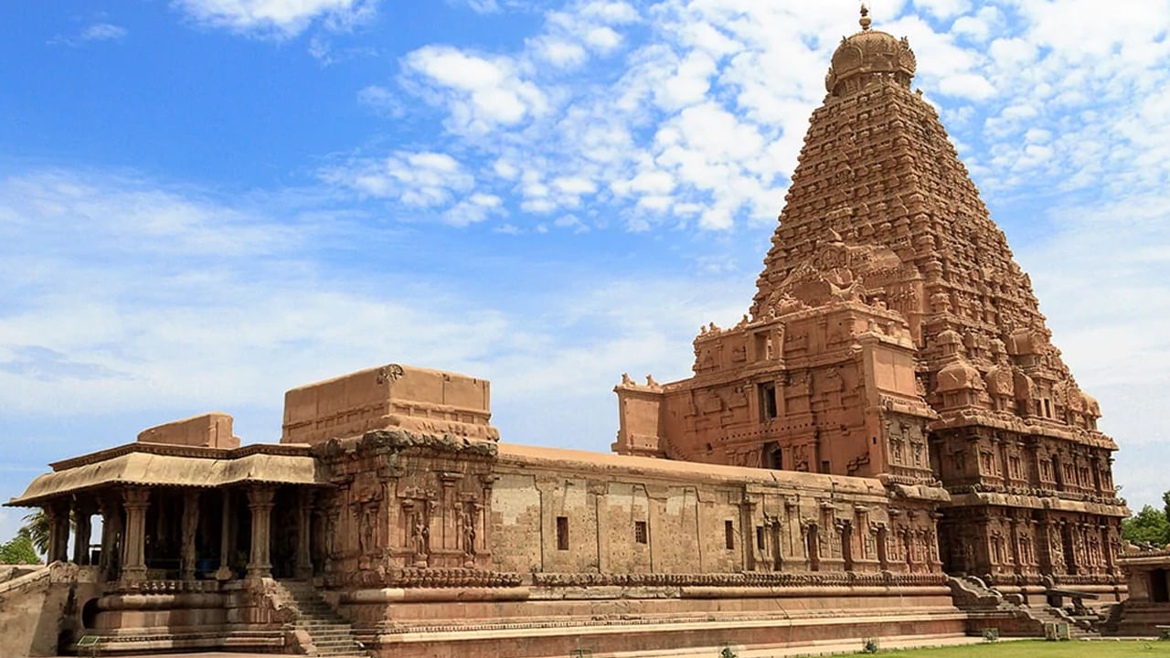 అన్ని మాసాల్లోకెల్లా శ్రావణమాసం ప్రత్యేకతే వేరు. ఈ మాసాన్ని చాలా పవిత్రమైన మాసం అంటారు. అంతేకాకుండా శివుడికి ఈ శ్రావణమాసం చాలా ప్రీతికరం. అందుకే ఈ రోజుల్లో ప్రతి ఒక్కరూ దేవాలయాలకు వెళ్లి, ఉపవాసాలు ఉంటూ, పూజ చేస్తుంటారు. అయితే అసలు శ్రావణ మాసంలో గుడికి వెళ్లడం వలన ఎలాంటి ప్రయోజనాలు చేకూరుతాయో చాలా మందికి తెలియదు. కాగా, ఇప్పుడు దాని గురించి వివరంగా తెలుసుకుందాం.