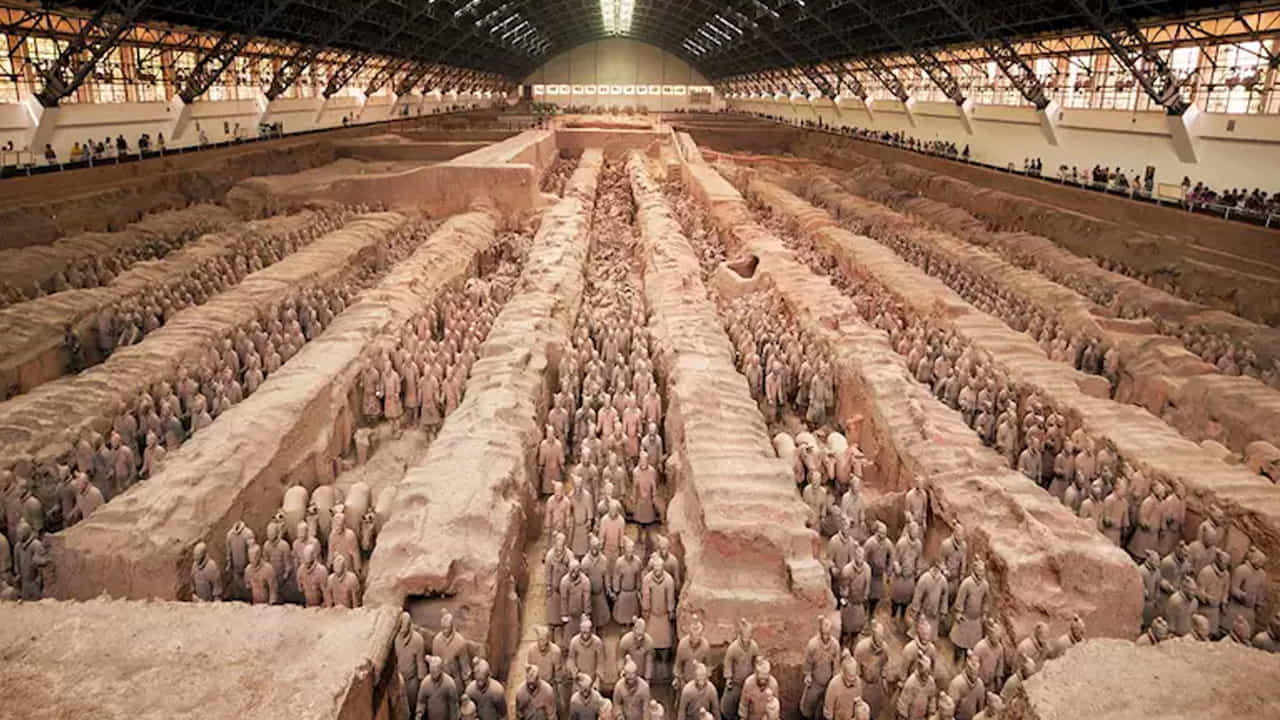 చైనాలోని టెర్రకోటా ఆర్మీ: 475 BC నుంచి 221 BC వరకు కిన్ షి హువాంగ్ సమాధిని కాపాడేందుకు నిర్మించబడిన ఈ వేలాది టెర్రకోటా యోధుల విగ్రహాలు అద్భుతమైనవి. 1970లలో ఒక రైతు బావిని త్రవ్వేటప్పుడు ఇవి కనుగొనబడ్డాయి. 700,000 మంది కార్మికులు ఈ ప్రాజెక్టులో పాల్గొన్నారని అంచనా.