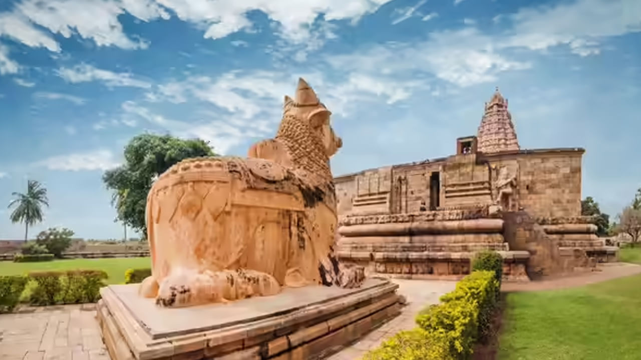 తంజావూరులోని బృహదీశ్వర ఆలయం : ఇది భారతదేశంలోని అతిపెద్ద ఆలయాలలో ఒకటి. ఇక్కడ ప్రధాన దైవం శివుడు. దీనిని చోళ రాజు రాజరాజ చోళుడు I 1010 ప్రాంతంలో నిర్మించాడు. ఇది దాని క్లిష్టమైన రాతి శిల్పాలకు, శివుని పవిత్ర ఎద్దు నంది విగ్రహానికి ప్రసిద్ధి చెందింది. రోజు చివరిలో తంజావూరు పెద్ద ఆలయం చుట్టూ ఉన్న అద్భుతమైన యాంఫిథియేటర్ అర్ధజామ పూజ అని పిలువబడే రాత్రిపూట ఆచారం ప్రదేశం. పూజారులు వేద మంత్రాలు జపిస్తారు. పవిత్ర జలం, పాలతో లింగాన్ని అభిషేకిస్తారు. తాజా పువ్వులు, గంధ మాలలతో దేవతను అలంకరిస్తారు. దైవిక శక్తి వాతావరణాన్ని సృష్టించడానికి దాని చుట్టూ దీపాలను వెలిగిస్తారు. తరువాత ఉత్సవ విగ్రహాన్ని అలంకరించబడిన పల్లకీలో ఆలయం చుట్టూ ఊరేగింపుగా, డప్పులు వాయిద్యాలతో ఊరేగిస్తారు. 