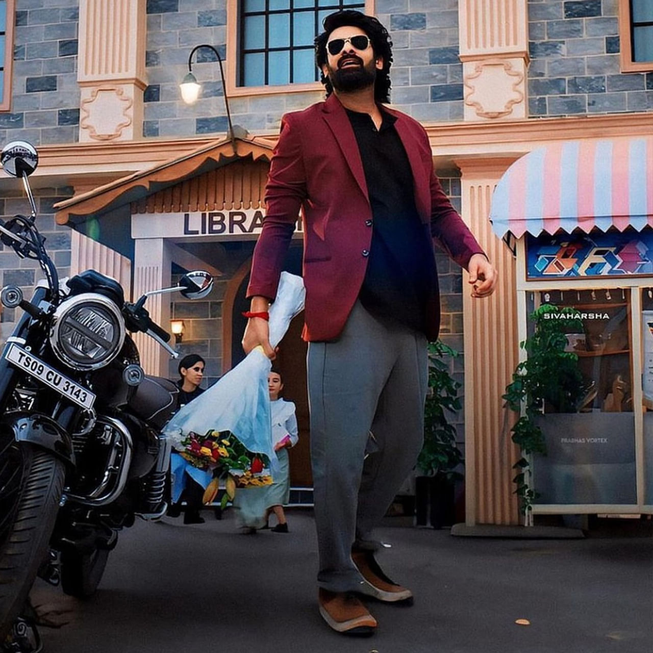 రాజా సాబ్‌లో అభిమానులు కోరుకునే అంశాలతో పాటు సర్‌ప్రైజులు కూడా చాలానే ఉండబోతున్నాయి. బాహుబలి తర్వాత ప్రభాస్‌తో రెగ్యులర్ సినిమాలు చేయడమే మరిచిపోయారు దర్శకులు. ఆయన డేట్స్ ఇస్తే చాలు.. భారీ యాక్షన్ సినిమాలు లేదంటే లార్జర్ దెన్ లైఫ్ కారెక్టర్లు చేయిస్తూ ఒకప్పటి డార్లింగ్‌ను మర్చిపోయేలా చేసారు దర్శకులు. 