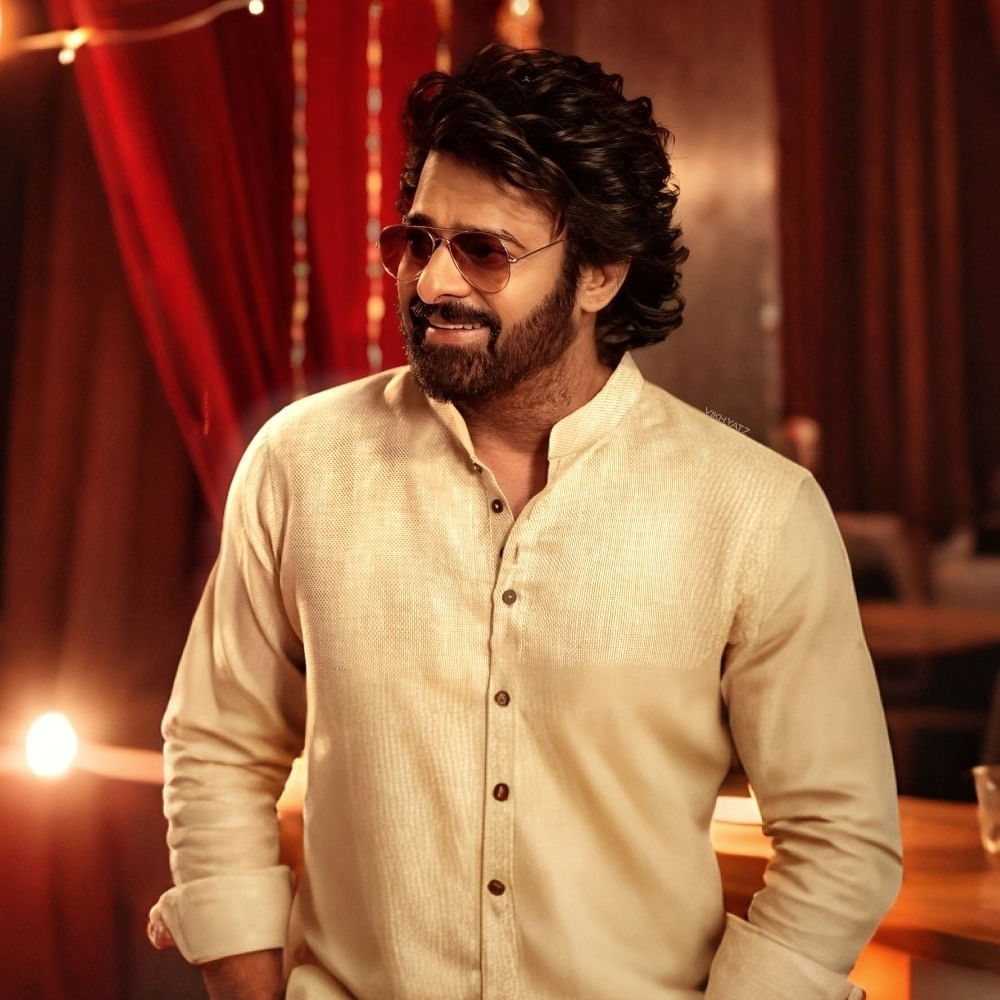 మిగిలిన వాటితో పోల్చినపుడు ఇది చిన్న సినిమా అనిపిస్తుందేమో గానీ.. దీనికోసం కూడా 200 కోట్లు ఖర్చు చేస్తున్నారు పీపుల్ మీడియా ఫ్యాక్టరీ. మంచి రోజులొచ్చాయి, పక్కా కమర్షియల్ ఫ్లాప్ అయినా.. మారుతిపై నమ్మకంతో రాజా సాబ్ చేస్తున్నారు ప్రభాస్. తనకు ఇచ్చిన ఆఫర్ వాడుకుంటూ.. ప్రభాస్‌ని నెవర్ బిఫోర్ అవతార్‌లో చూపిస్తున్నారు ఈ దర్శకుడు. ఇప్పటికే విడుదలైన ఈ చిత్ర టీజర్‌లోనూ వింటే డార్లింగ్ కనిపిస్తున్నాడు. 