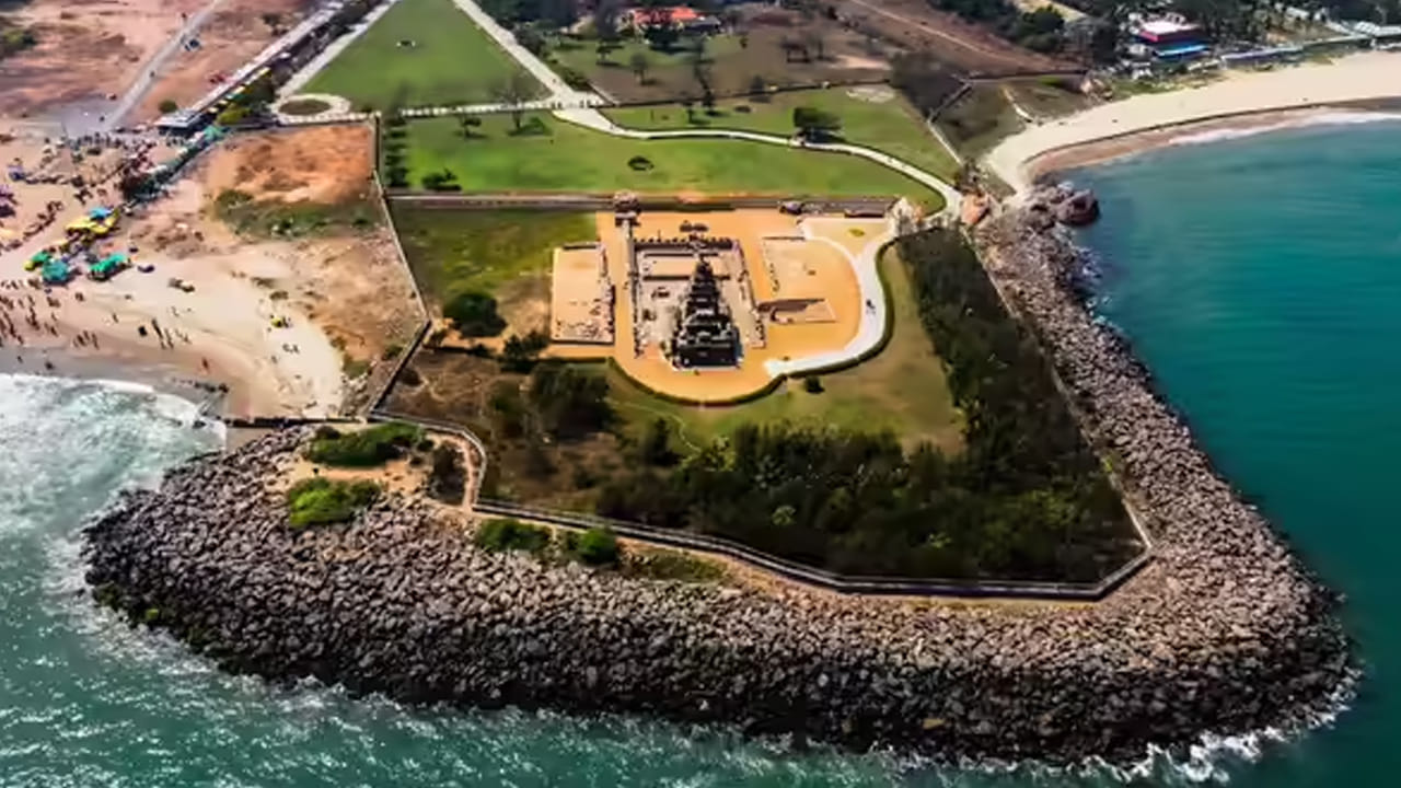 షోర్ టెంపుల్: ఈ ఆలయం తమిళనాడులోని చెన్నైకి దక్షిణంగా ఉంది. దీనిని పల్లవ రాజు రెండవ నరసింహవర్మన్ 8వ శతాబ్దం ప్రారంభంలో నిర్మించాడు. ఈ ఆలయంలో శివుడు, మహా విష్ణువు ఇద్దరూ కొలువై ఉన్నారు. ఇది ఒకప్పుడు ఏడు దేవాలయాల సమూహంలో భాగంగా ఉండేది. కానీ, బంగాళాఖాతం వరదలు మిగిలిన ఆరు దేవాలయాలను ముంచెత్తాయి. షోర్ టెంపుల్ మాత్రమే మిగిలిపోయింది. ఈ ఆలయం చుట్టూ ఉన్న పురాణం ఏమిటంటే, నగరం పట్ల అసూయపడిన ఇంద్రుడు ఒక పెద్ద తుఫాను ద్వారా అన్ని దేవాలయాలను నాశనం చేసాడని చెబుతారు.  కానీ, సముద్ర మట్టానికి పైన ఉన్న తీర ఆలయాన్ని నాశనం చేయలేకపోయాడు. ఈ ఆలయంలో ఇప్పటికీ పూజాది కార్యక్రమాలు నిర్వహిస్తుంటారు. మహా శివరాత్రి, వైకుంఠ ఏకాదశి సమయంలో ఆలయాన్ని సర్వాంగ సుందరంగా అలంకరిస్తారు. 