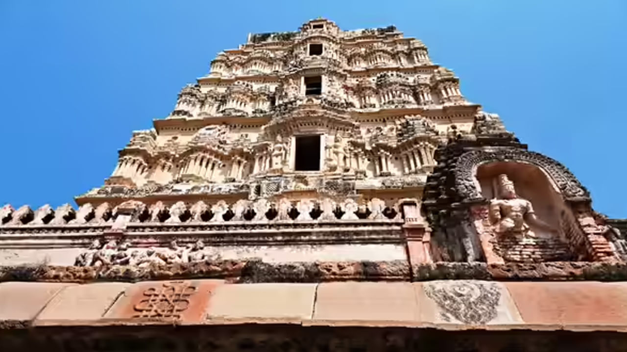 విరూపాక్ష ఆలయం: ఈ ఆలయం హంపి నడిబొడ్డున ఉంది. అందమైన ప్రకృతి దృశ్యాలతో చుట్టుముట్టబడి ఉంది. ఇక్కడ కొలువైన దైవం మహా శివుడు. ఈ ఆలయం ఎంతో ప్రాముఖ్యతను కలిగి ఉంది. ఎందుకంటే బ్రహ్మ కుమార్తె పంప శివుడిని వివాహం చేసుకోవడానికి ఇక్కడ తపస్సు చేసిందని చెబుతారు. పురాతన కాలం నుండి ఇక్కడ అనేక విస్తృతమైన ఆచారాలు నిర్వహిస్తున్నారు. పూజారులు పాలు, చక్కెర, తేనె, నెయ్యి, పెరుగు ఉపయోగించి పంచామృత అభిషేకంతో రోజును ప్రారంభిస్తారు. తరువాత దేవతను పువ్వులు, పసుపు, సింధూరంతో అలంకరిస్తారు. ప్రత్యేక సందర్భాలలో ఆభరణాలతో అలంకరిస్తారు. పూజారులు ఆలయం చుట్టూ వృత్తాకార మార్గంలో కదులుతూ, ఉడికించిన బియ్యం, నీటిని దేవతలకు నైవేద్యంగా పెడతారు.