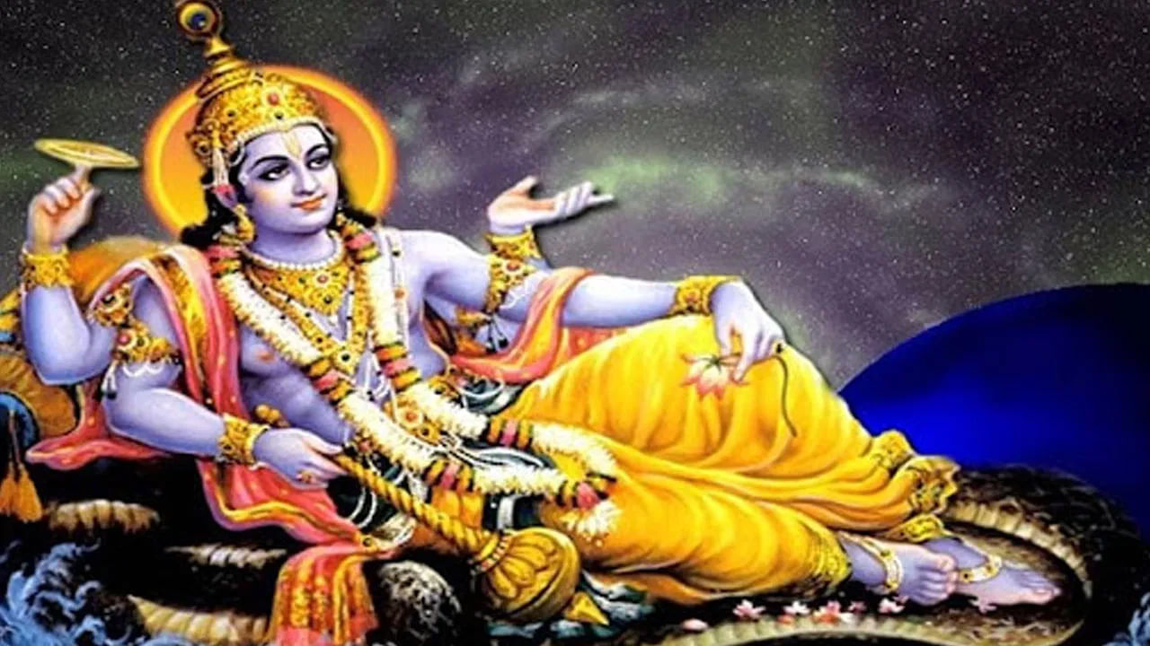 హిందూసంప్రదాయాల ప్రకారం తొలి ఏకాదశి పండుగకు చాలా విషిష్టత ఉంటుంది. ఈ రోజు ప్రజలందరూ విష్ణుమూర్తిని, లక్ష్మీ దేవిని నిష్టగా పూజిస్తుంటారు.అంతే కాకుండా ఆషాఢ మాసంలో వచ్చే ఈ తొలిఏకాదశి రోజున శ్రీమహావిష్ణువు నేటి నుంచి నాలుగు నెలల వరకు నిద్రలోకి వెళ్తారు. అందువలన ఈ రోజున చాతుర్మసావ్రతం పాటిస్తుంటారు. అయితే ఈ పవిత్రమైన రోజున కొన్ని నియమాలు పాటించడం వలన ఇంటిలోని ఆర్థిక సమస్యలు తీరిపోతాయంట. అవి :