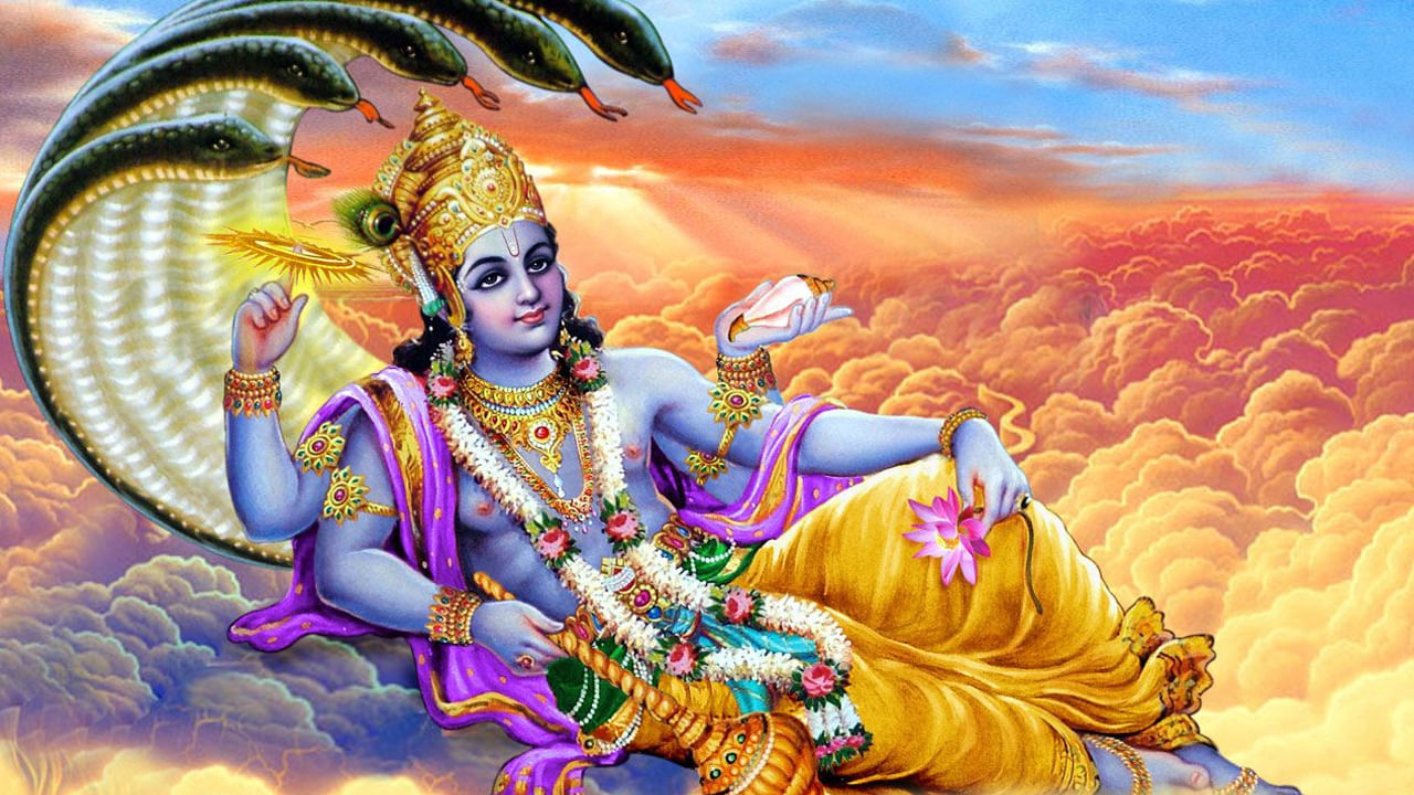 ఉపావాసం : తొలిఏకాదశి రోజున ఉదయాన్నే లేచి ఇంటిని శుభ్ర పరిచి ఉపావాసం ఉండాలంట. ఈ రోజు ఉపావాసం చేయడం చాలా మంచిదని చెబుతుంటారు పండితులు. అంతే కాకుండా చాలా పుణ్యం అంట. మరీ ముఖ్యంగా తొలి ఏకాదశి రోజున ఉపవాసం ఉంటే 24 ఏకాదశిలు ఉపావాసం ఉన్నంత పుణ్యం లభిస్తుందంట. అందుకే ఈ రోజు ఉపావాసం ఉంటే లక్ష్మీదేవి అనుగ్రహం కలుగుతుందంట.