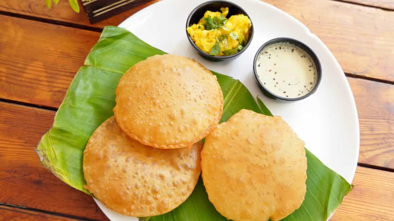 ఇలా ఐదు రూపాయలకు అందించే టిఫిన్కి వాస్తవంగా రూ.19 ఖర్చు కానుండగా.. ఈ మొత్తంలో రూ.14 జీహెచ్ఎంసీ భరించనుంది. లబ్ధిదారుల నుంచి మిగతా రూ.5 వసూలు చేస్తారు. ఈ ఇందిరమ్మ క్యాంటీన్లలో ప్రతి రోజు ఉదయం 7-10 గంటల మధ్య రూ.5కే ఇడ్లీ, ఉప్మా, పొంగల్, పూరీ, వడ వంటి వాటితో పాటుగా మిల్లెట్ టిఫిన్స్ కూడా అందించనున్నారు.