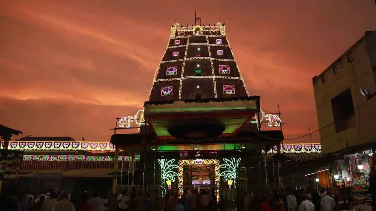 ఈ టూర్ ప్యాకేజి స్లీపర్, థర్డ్ ఏసి అందుబాటులో ఉంటాయి. ధరల విషయానికి వస్తే స్టాండర్డ్ (స్లీపర్) సింగిల్ షేరింగ్ కోసం రూ. 12120, ట్విన్ షేరింగ్ అయితే రూ. 9030, ట్రిపుల్ షేరింగ్ రూ. 7250, 5-11 సంవత్సరాలు పిల్లలకు విత్ బెడ్ రూ. 4790, విత్ అవుట్ బెడ్ రూ. 3730గా ఉంది. అలాగే కంఫర్ట్ (థర్డ్ ఏసి)గాను సింగిల్ షేరింగ్ కోసం రూ. 14030, ట్విన్ షేరింగ్ అయితే రూ. 10940, ట్రిపుల్ షేరింగ్ రూ. 9160, 5-11 సంవత్సరాలు పిల్లలకు విత్ బెడ్ రూ. 6700, విత్ అవుట్ బెడ్ రూ. 5640గా నిర్ణయించారు.