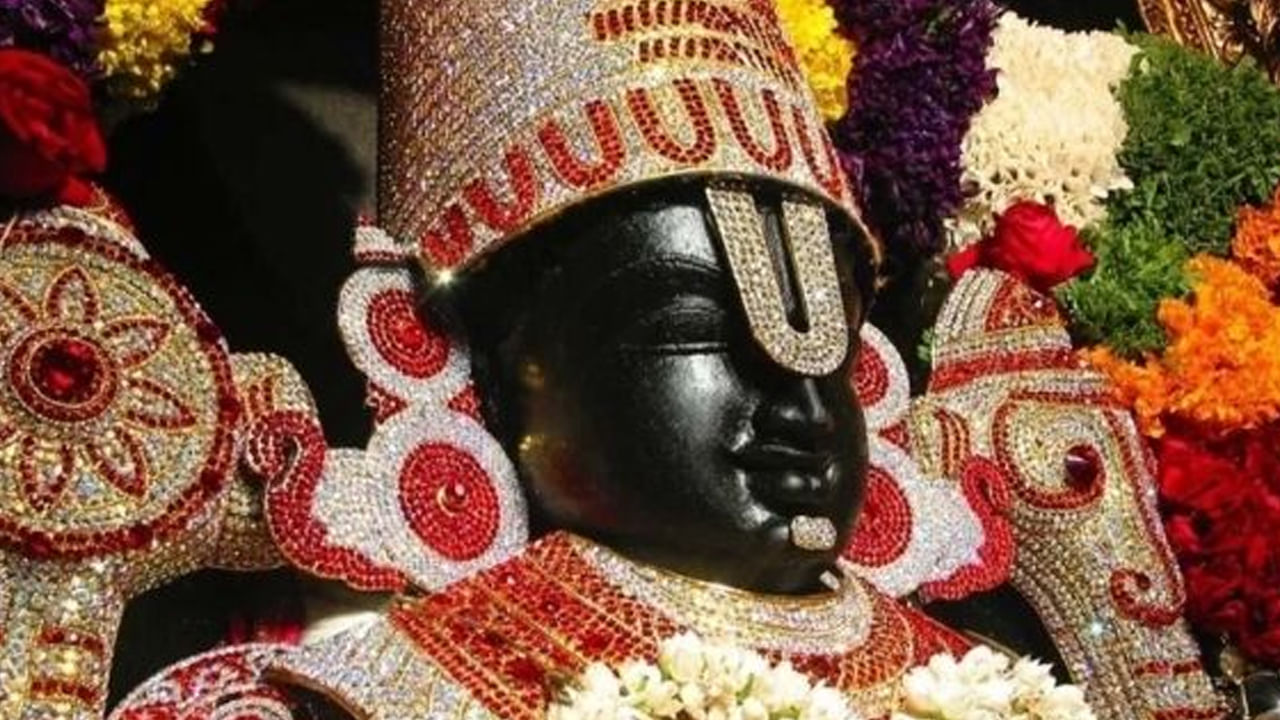 తిరుమణికాపు నామాన్ని స్వామివారి మూలమూర్తికి శుక్రవారం అభిషేకం తర్వాత వారానికి ఒకసారి మాత్రమే చందనం పొడి, కర్పూరం, మధ్యలో కస్తూరితో తిరునామం దిద్దుతారు. ఇందుకుగాను 16 తులాల పచ్చ కర్పూరం, ఒకటిన్నర తులం కస్తూరిని ఉపయోగిస్తారు.