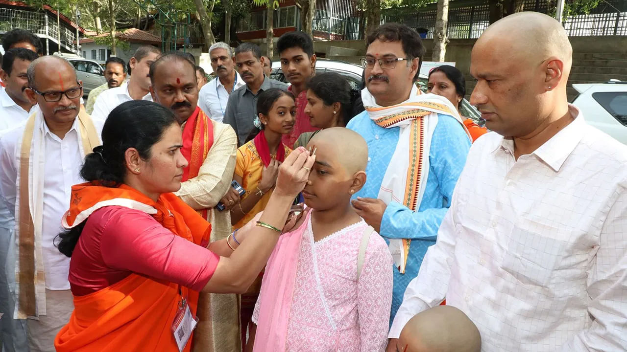 అందుకనే భక్తుల్లో భక్తిభావన పెంచేందుకు సంప్రదాయం విశిష్టత తెలియజేసేందుకు తిరుమలలో టీటీడీ శ్రీవారి సేవకుల ద్వారా భక్తులకు క్షేత్రంలోని వివిధ ప్రాంతాల్లో తిరునామధారణ చేయిస్తోంది.ఇందుకోసం రోజుకు రెండు షిప్టుల్లో 130 మంది శ్రీవారి సేవకులు సేవలందిస్తున్నారు.
