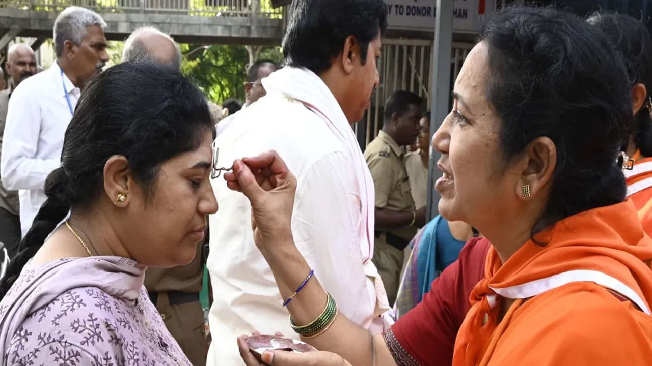 భక్తులకు తిరునామ ధారణ చేసేందుకు నామకోపు, ఎర్రసింధూరం వినియోగిస్తారు. తిరునామం పెట్టుకుంటే చలువ చేస్తుందని కూడా కొందరు భక్తుల అభిప్రాయం.టిటిడికి ఈ నామకోపు, ఎర్రసింధూరం భక్తుల నుంచి విరాళంగా అందుతోంది. తిరునామధారణ కోసం ప్రత్యేకంగా రాగితో తయారుచేసిన కప్పు, మూడు నామాల ముద్రను ఉపయోగిస్తారు. వీటిని తూర్పుగోదావరి జిల్లా మండపేట నుండి టిటిడి కొనుగోలుచేసింది.