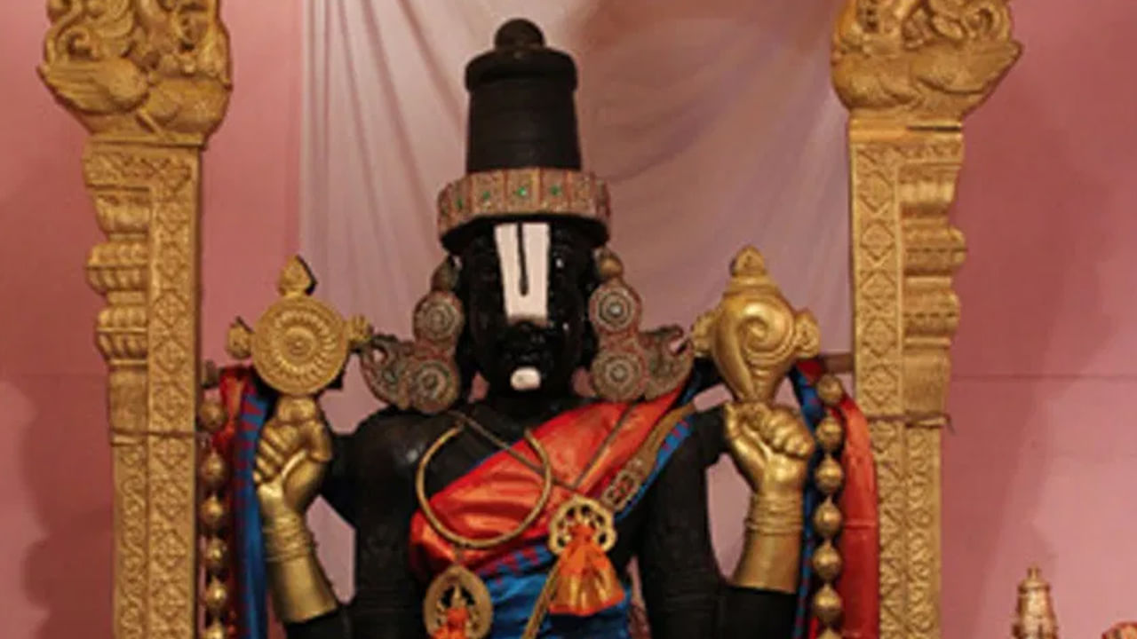 గురువారం ఆభరణాలను తొలగించి నిజ రూప దర్శనం సమయంలో కళ్లు కనిపించేలా తిరునామాన్ని కొంతమేర తగ్గిస్తారు. పవిత్రతకు ప్రతీకగా కనిపించే ఈ తిరునామం శ్రీవారి ముఖారవిందాన్ని మరింత తేజస్సుతో ఆవిష్కరిస్తూంటుంది.