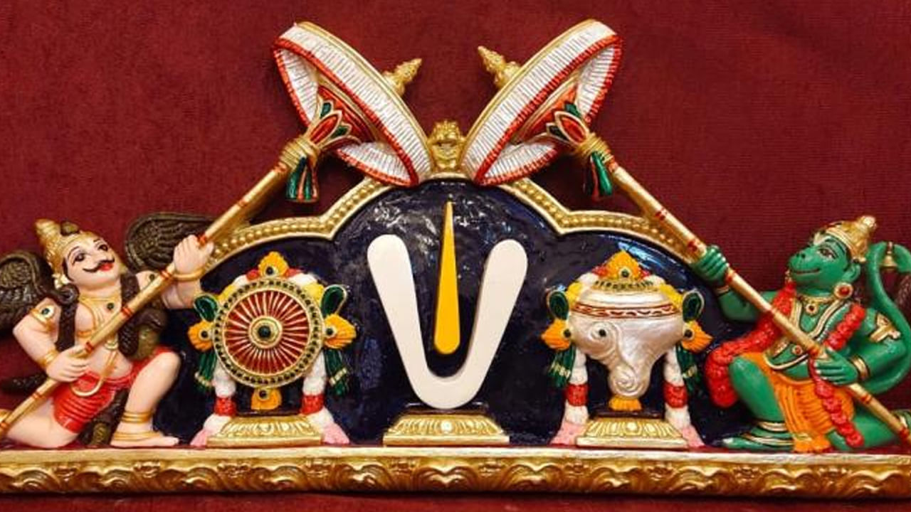 అయితే శ్రీవారి నుదుటన దిద్దే తిరునామం 'యు', 'వై' ఆకారాలకు మధ్యస్థంగా తమిళ అక్షరం 'ప' ను పోలివుంటుంది. అందుకనే స్వామివారి తిరునామాన్ని 'తిరుమణికావు' నామంగా పిలుస్తారు.