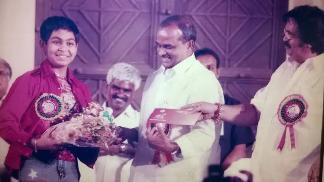 Tollywood: చిన్నప్పుడే వైఎస్సార్ చేతుల మీదుగా నంది అవార్డు.. ఇప్పుడు అమ్మాయిల ఫేవరెట్.. ఎవరో గుర్తు పట్టారా?