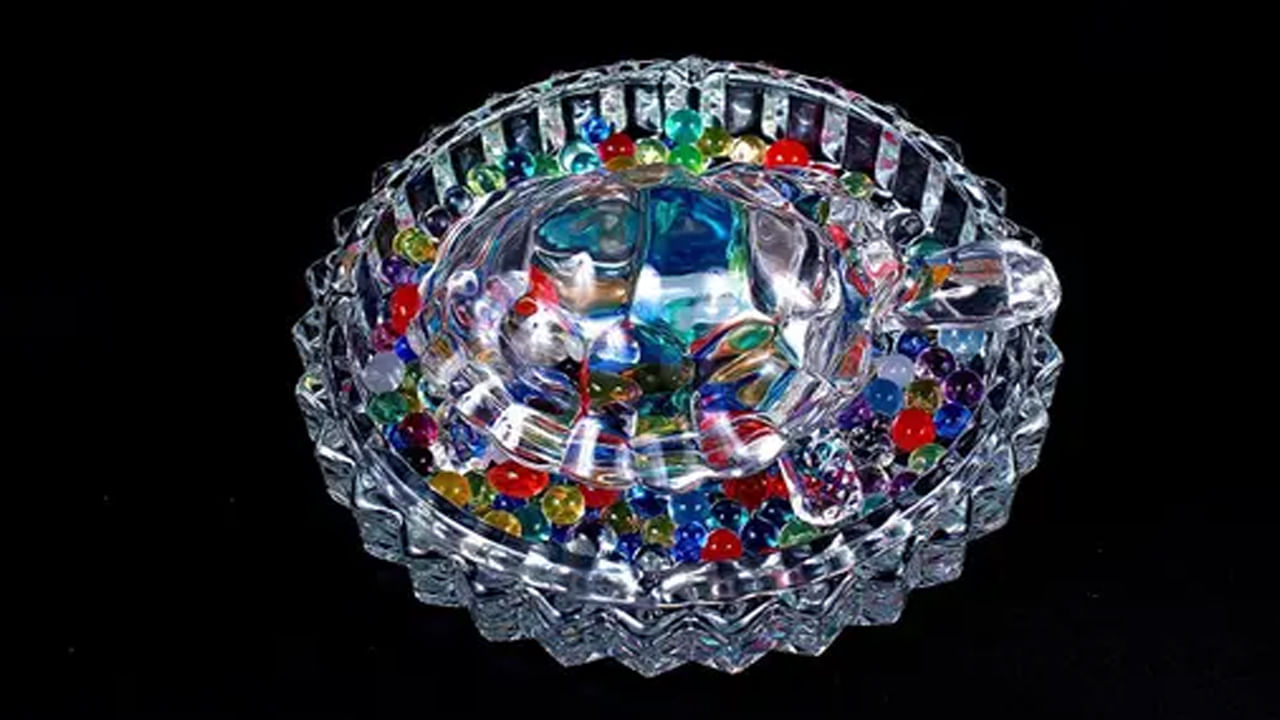 వాస్తు శాస్త్రం ప్రకారం ఇంట్లో గాజు తాబేలు ఉంచుకోవడం శుభప్రదంగా పరిగణించబడుతుంది. గాజు లేదా క్రిస్టల్ తాబేలు బొమ్మను వాయవ్యం లేదా నైరుతిలో పెట్టుకుంటే విజయం, అదృష్టం, సంపద లభిస్తుందని నమ్ముతారు.