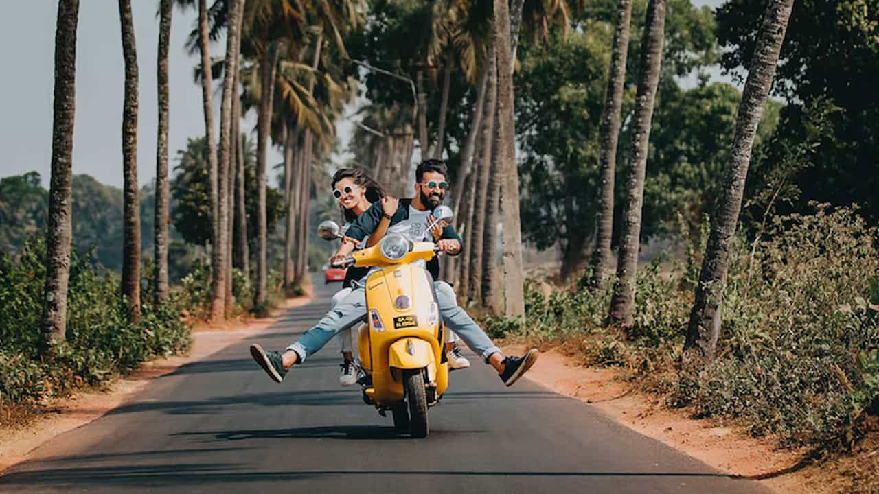 ప్రయాణాలు: అమావాస్య రోజు వీలైనంత వరకు ప్రయాణాలు చేయకూడదన్నది పెద్దల మాట. అమావాస్య రోజు ప్రతికూల ప్రభావం ఎక్కువగా ఉంటుందని, దీనివల్ల ప్రమాదాలు జరిగే అవకాశం ఉందని నమ్ముతారు. మరీ ముఖ్యంగా అమావాస్య రోజు రాత్రి ప్రయాణాలు వాయిదా వేసుకోవడమే మంచిదని సూచిస్తుంటారు.