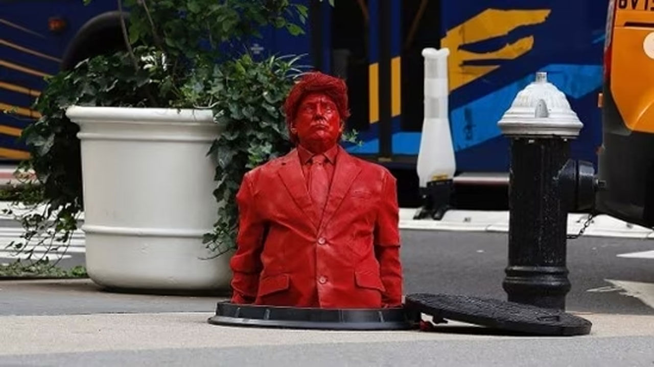 Donald Trump: మ్యాన్హోల్లో ట్రంప్ విగ్రహం... న్యూయార్క్లో సంచలనం రేపిన కళాకారుడి సృష్టి