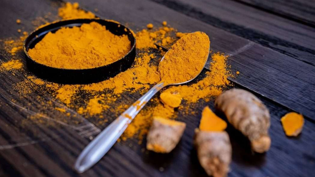 అయితే, ఎవరికైనా కామెర్లు వస్తే చికిత్స సమయంలో పసుపును తీసుకోవలసిన అవసరం లేదు. దీనికి వైద్యపరమైన కారణాలు కూడా ఉన్నాయి. కానీ ఆరోగ్యంగా ఉండాలంటే మాత్రం ప్రతిరోజూ ఆహారంలో పసుపును తీసుకోవాలి. ఇది కామెర్లు వచ్చే ప్రమాదం నుంచి కాపాడుతుంది. వర్షకాలంలో భోజనం తర్వాత,  మంచినీటిలో పసుపు కలిపి తీసుకోండి. ఇలా రోజుకు ఒకసారి మాత్రమే చేయండి.