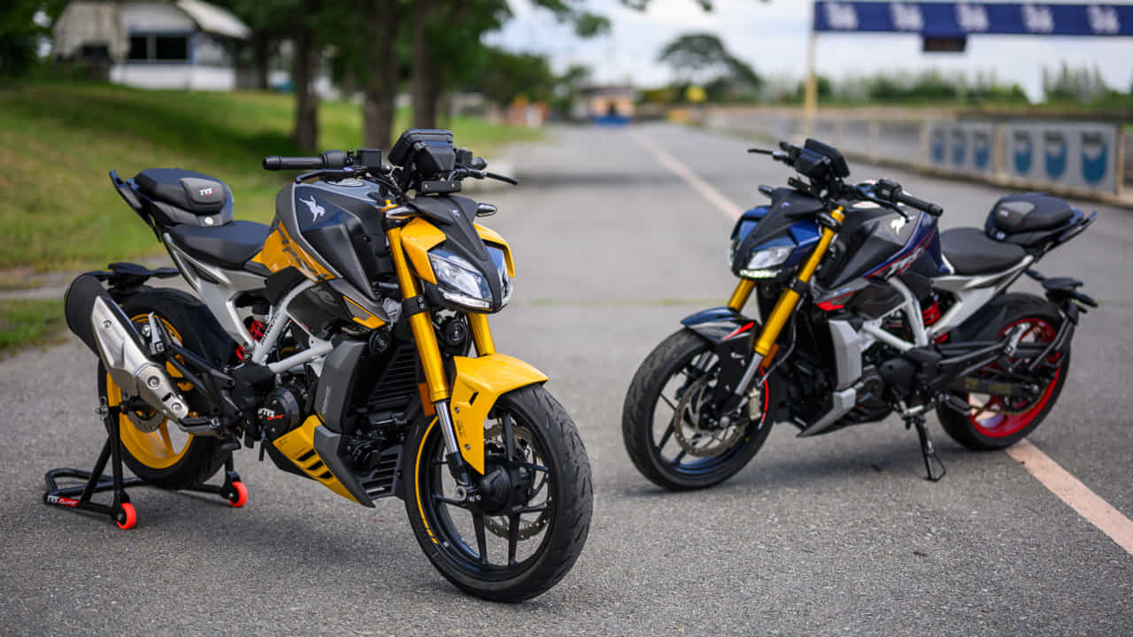 2వ స్థానంలో TVS Apache RTR 310 ఉంది. 312.12cc లిక్విడ్ కూల్డ్ ఇంజిన్తో 35.08 bhp శక్తి , 28.7 Nm టార్క్ను అందిస్తుంది. 34.7 KMPL దీని మైలేజ్. ఇది 2,49,990 రూపాయల ధరతో బహుళ రైడింగ్ మోడ్లను అందిస్తుంది.