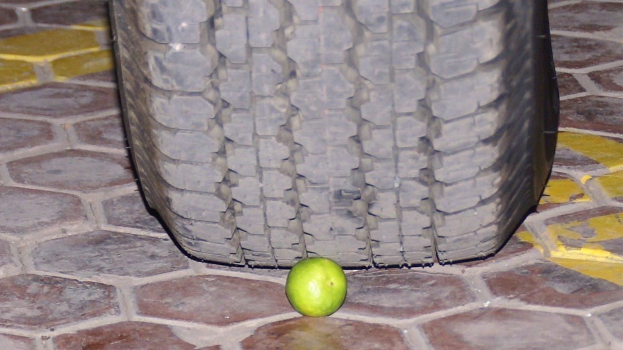 అప్పటినుంచి ఇప్పటివరకు ప్రజలు హిందువులు దీన్ని ఓ నమ్మకంగా కొనసాగిస్తున్నారు. కానీ నేటికీ, నిమ్మకాయలను వాహనాల చక్రాల కింద ఉంచుతున్నారు. టైర్లలో ఎటువంటి జీవం ఉండదు. వాటికి ఎటువంటి ఇన్ఫెక్షన్లు సోకవు. కానీ నిమ్మకాయలో ఉండే యాసిడ్, ఇతర రసాయన పదార్థాలు, కొన్ని రకాల క్రిమి కీటకాలను, లేదా బ్యాక్టీరియాను నివారిస్తాయి. ఇది వాహనానికి, అందులో ప్రయాణించే వారికి మంచిదని కొందరు భావిస్తారు. అందుకే ప్రయాణానికి ముందు వాహనం టైర్ల కింద నిమ్మకాయ పెట్టి తొక్కిస్తారు. 