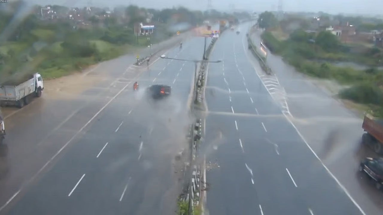 Road Accident Video: హైవేపై డివైడర్ను ఢీకొట్టి... గింగిరాలు తిరిగిన స్కార్పియో వాహనం