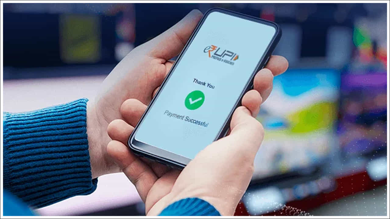 యూపీఐ వినియోగదారుల కోసం కొత్త నియమాలు: మీరు Paytm, PhonePe, Google Pay వంటి UPI యాప్లను ఉపయోగిస్తుంటే, ఇప్పుడు కొన్ని కొత్త పరిమితులు వర్తిస్తాయి. ఆగస్టు 1 నుండి మీరు ఒక రోజులో 50 సార్లు మాత్రమే బ్యాలెన్స్ను తనిఖీ చేయవచ్చు. మొబైల్ నంబర్కు లింక్ చేయబడిన బ్యాంక్ ఖాతాలను 25 సార్లు మాత్రమే తనిఖీ చేయవచ్చు. ఆటో-పే వంటి సేవలకు సంబంధించిన లావాదేవీలు మూడు స్థిర స్లాట్లలో మాత్రమే ప్రాసెస్ అవుతాయి. ఉదయం 10 గంటలకు ముందు మధ్యాహ్నం 1 నుండి సాయంత్రం 5 గంటల వరకు, రాత్రి 9:30 గంటల తర్వాత. విఫలమైన లావాదేవీల స్థితిని రోజుకు మూడు సార్లు మాత్రమే తనిఖీ చేయవచ్చు. రెండు సార్లు మధ్య 90 సెకన్ల గ్యాప్ అవసరం.