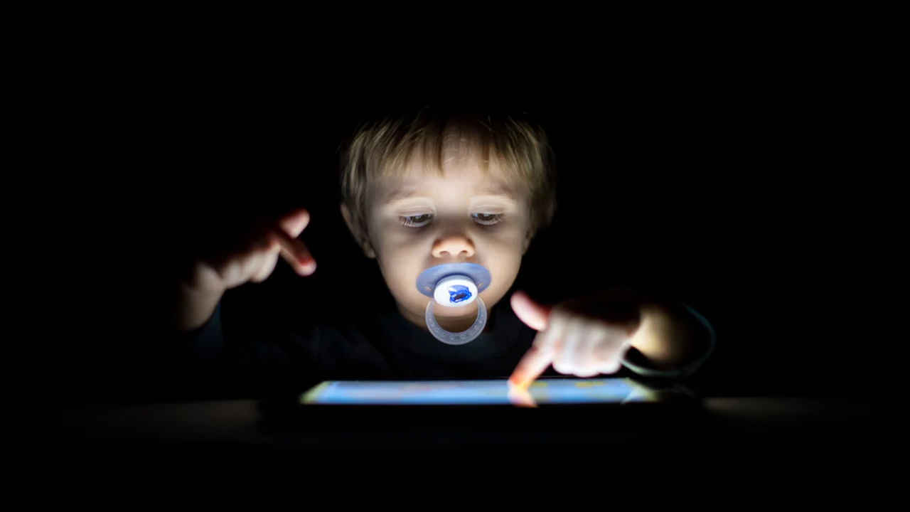 భారతదేశంలో 14,000 మందితో సహా బహుళ దేశాలలో 18-24 సంవత్సరాల వయస్సు గల 1,30,000 మంది మానసిక ఆరోగ్య డేటాను విశ్లేషించిన ఈ అధ్యయనం, 12 లేదా అంతకంటే తక్కువ వయస్సులో వారి మొదటి స్మార్ట్ఫోన్లను పొందిన వారు దూకుడు, వాస్తవికత నుండి నిర్లిప్తత, భ్రాంతులు లేదా ఆత్మహత్య ఆలోచనలను నివేదించే అవకాశం ఉందని కనుగొంది.