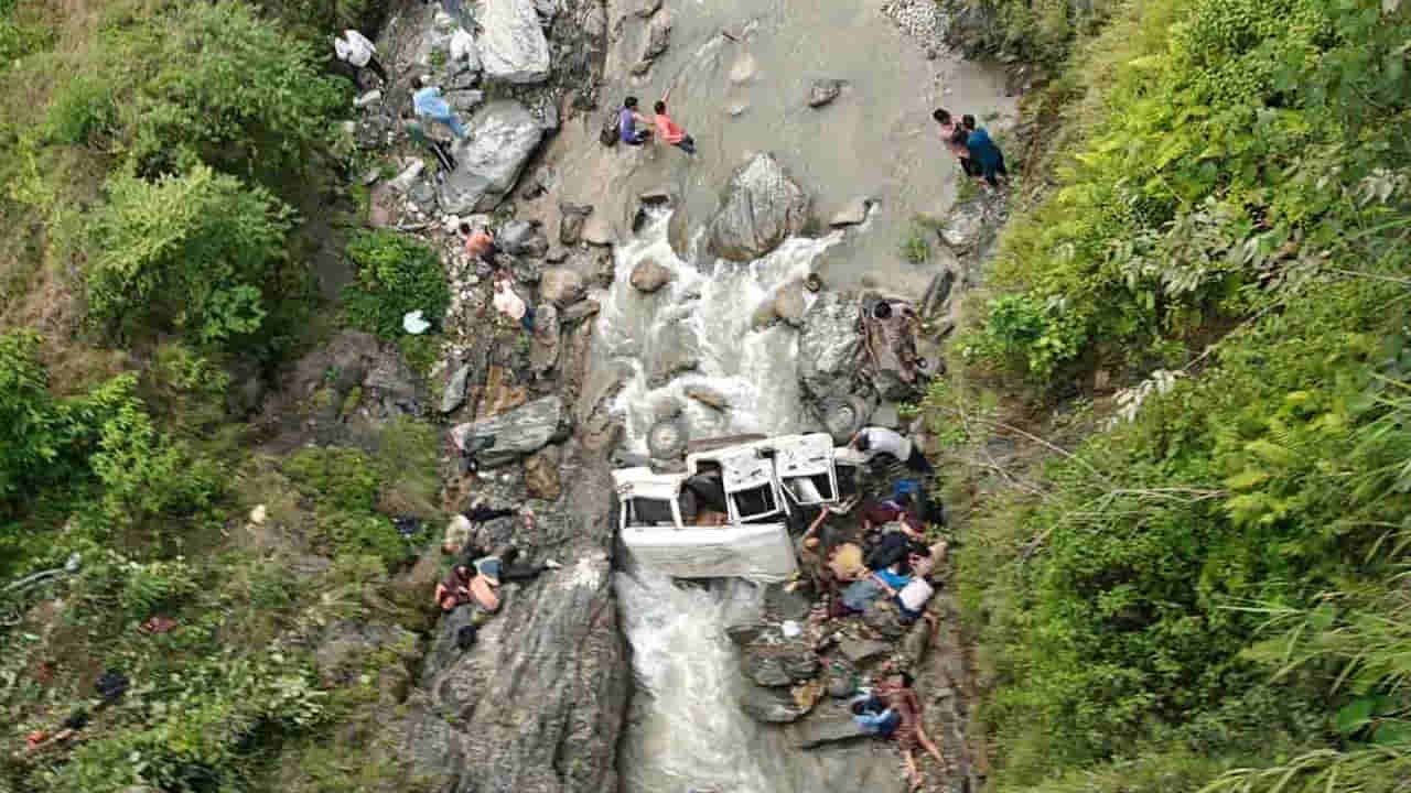 వంతెనపై నుంచి నదిలో పడిపోయిన జీపు.. స్పాట్లోనే ఎనిమిది మంది మృతి!