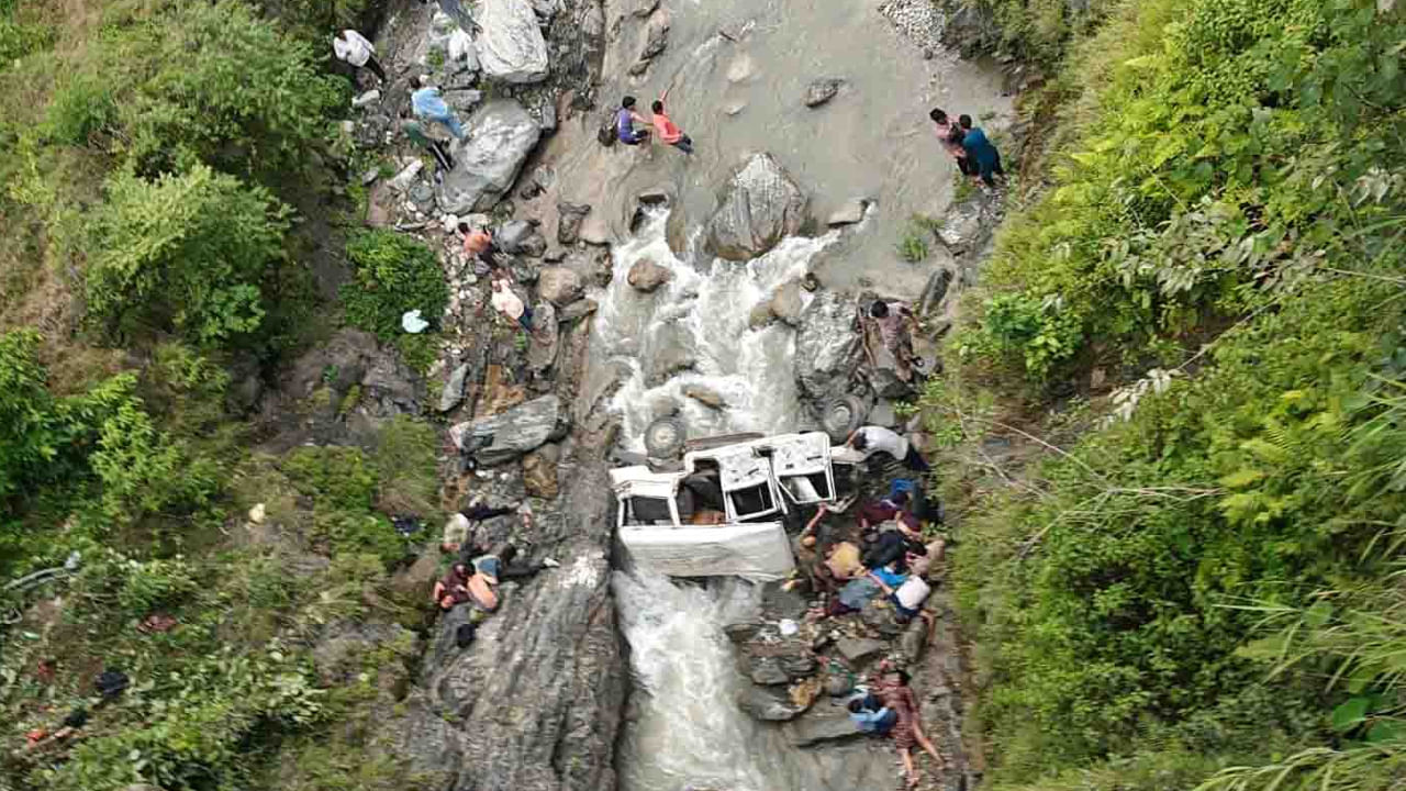 వంతెనపై నుంచి నదిలో పడిపోయిన జీపు.. స్పాట్‌లోనే ఎనిమిది మంది మృతి!