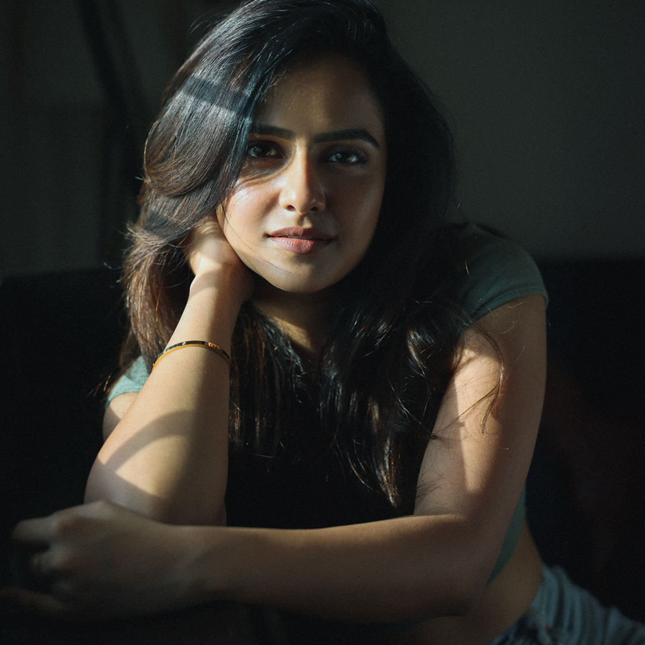 షార్ట్ ఫిల్మ్స్ ద్వారా తెలుగు ప్రేక్షకులకు దగ్గరయ్యింది వైష్ణవి చైతన్య. ఆ తర్వాత సినిమాల్లో చిన్న చిన్న పాత్రలు పోషించిన ఈ అమ్మడు.. బేబీ సినిమాతో హీరోయిన్ గా మారింది. మొదటి సినిమాతోనే బ్లాక్ బస్టర్ హిట్ అందుకుంది. అంతేకాదు.. తొలి చిత్రంలోనే అద్భుతమైన నటనతో కట్టిపడేసింది. 