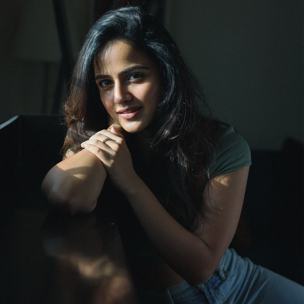 ఇక సినిమాలతోపాటు అటు సోషల్ మీడియాలోనూ చాలా యాక్టివ్ గా ఉంటుంది ఈ అమ్మడు. తాజాగా ఈ బ్యూటీ నెట్టింట షేర్ చేసిన ఫోటోస్ తెగ ఆకట్టుకుంటున్నాయి. నిశా చూపులతో నెటిజన్లను మెంటలెక్కిస్తోంది ఈ వయ్యారి. నిశీదిలో జాబిలమ్మలా కిల్లర్ చూపులతో కట్టిపడేస్తుంది. 