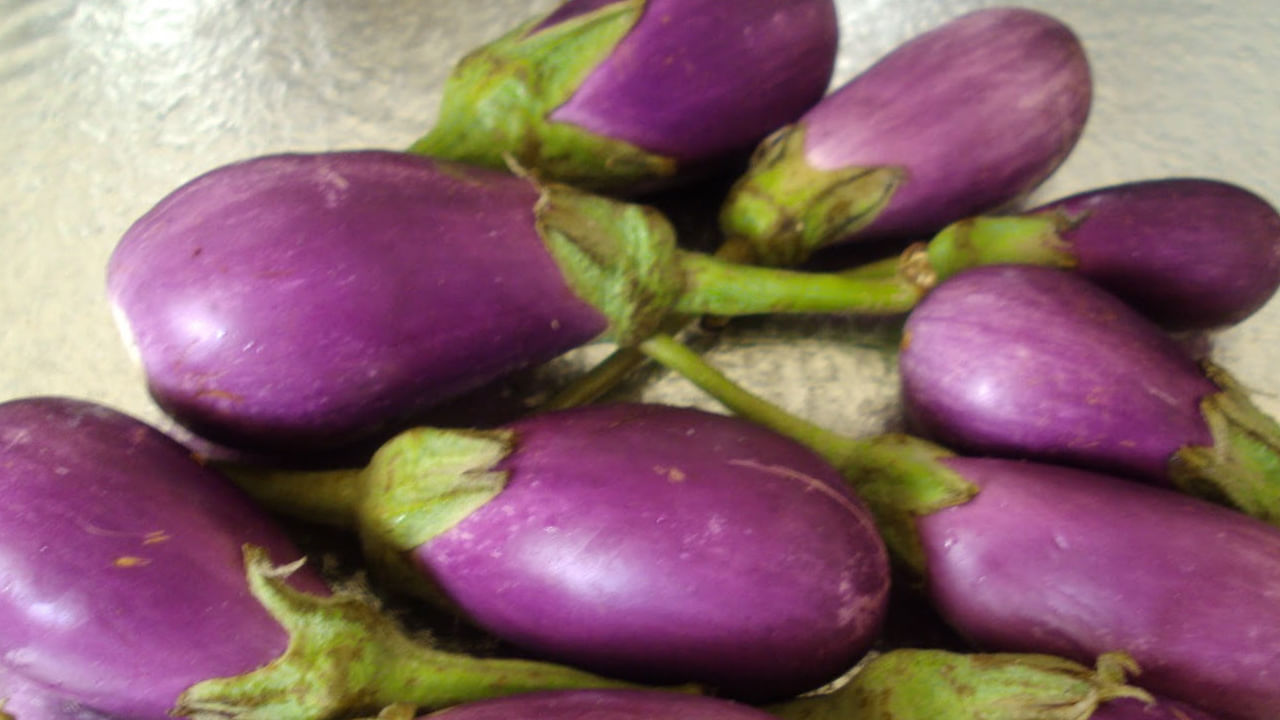 అయితే వంకాయ తినడం వలన అనేక ప్రయోజనాలు ఉన్నప్పటికీ కొన్ని దుష్ఫప్రభావాలు కూడా ఉన్నాయని చెబుతున్నారు నిపుణులు, జీర్ణ సమస్యలతో బాధపడేవారు, అలాగే కిడ్నీలో రాళ్ల సమస్యలు ఉన్న వారు దీని దూరం ఉండటం మంచిదంట. అలాగే అలెర్జీ ఉన్న వారు కూడా వీలైనంత వరకు వంకాయ కర్రీ తినకూడదంట.