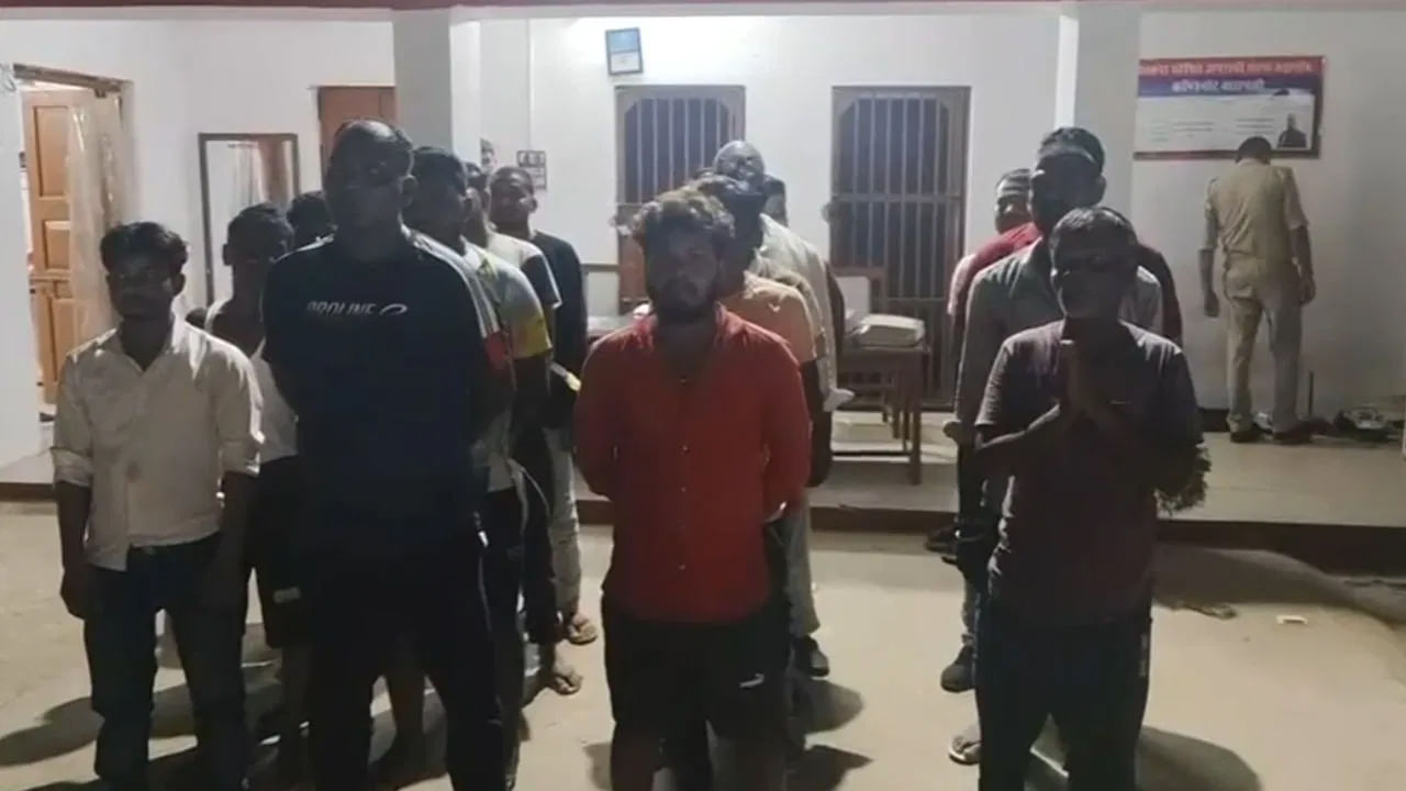 పబ్లిక్ ప్లేసుల్లో దర్జాగా మందు కొడుతున్న వారికి పోలీసులు ఎలా బుద్ధి చెప్పారో చూడండి! పబ్లిక్ ప్లేసుల్లో దర్జాగా మందు కొడుతున్న వారికి పోలీసులు ఎలా బుద్ధి చెప్పారో చూడండి!