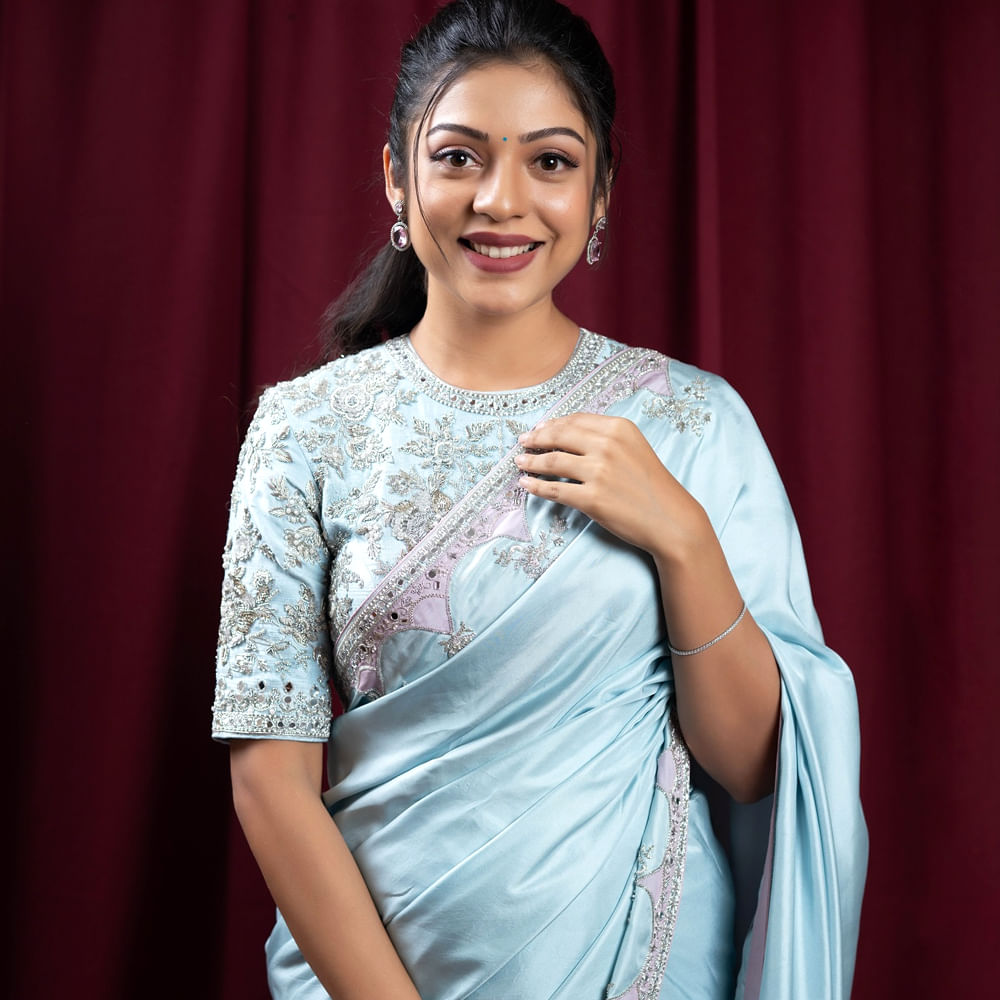 రీసెంట్ గా తమ్ముడు సినిమాలో నటించింది. నితిన్ హీరోగా నటించిన ఈ సినిమా మంచి అంచనాలు మధ్య విడుదలైనప్పటికీ ఆశించిన స్థాయిలో విజయం సాధించలేకపోయింది. తెలుగులో వర్షకు మంచి ఫ్యాన్ ఫాలోయింగ్ ఉంది. తెలుగులోనూ ఈ చిన్నది మంచి ఆఫర్స్ అందుకుంది.