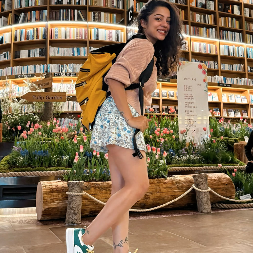 తాజాగా ఈ బ్యూటీ అభిమానులకోసం సోషల్ మీడియాలో కొన్ని ఫోటోలు పంచుకుంది. ఈ ఫోటోలుఇప్పుడు వైరల్ గా మారాయి. తన క్యూట్ క్యూట్ ఫొటోలతో అభిమానులను కవ్విస్తుంది. కుర్రకారు ఈ చిన్నదని ఫొటోల పై నెటిజన్స్ క్రేజీ కామెంట్స్ చేస్తున్నారు.