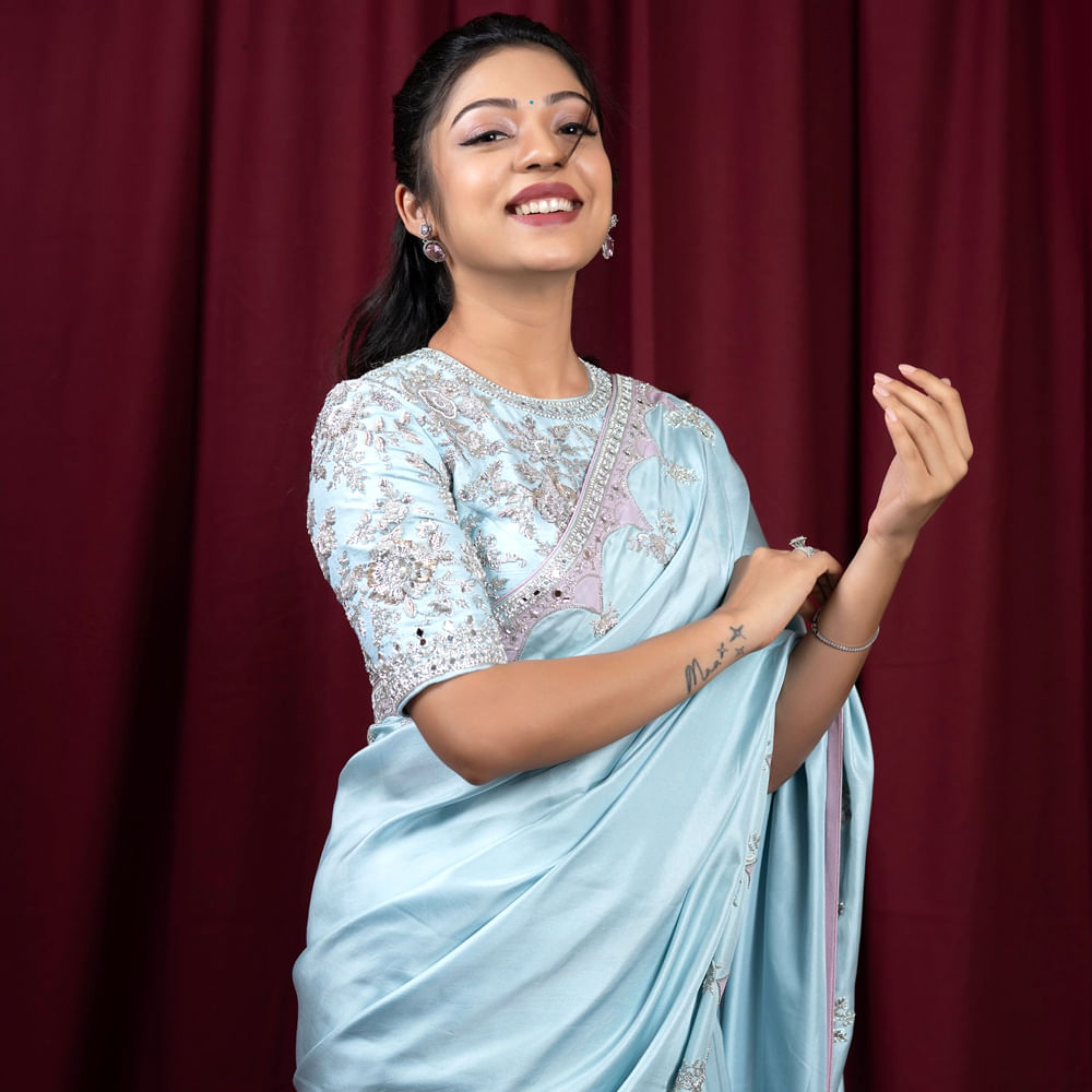 ఆ తర్వాత హీరోయిన్ గా సినిమాలు చేసి ఆకట్టుకుంది. తమిళ్, మలయాళ భాషల్లో నటించిన ఈ అమ్మడు తెలుగులో మిడిల్ క్లాస్ మెలోడీస్ అనే సినిమాతో ప్రేక్షకులకు దగ్గరైయింది. ఈ సినిమాలో తన నటనతో ప్రేక్షకులను మెప్పించి మంచి మార్కులు కొట్టేసింది.