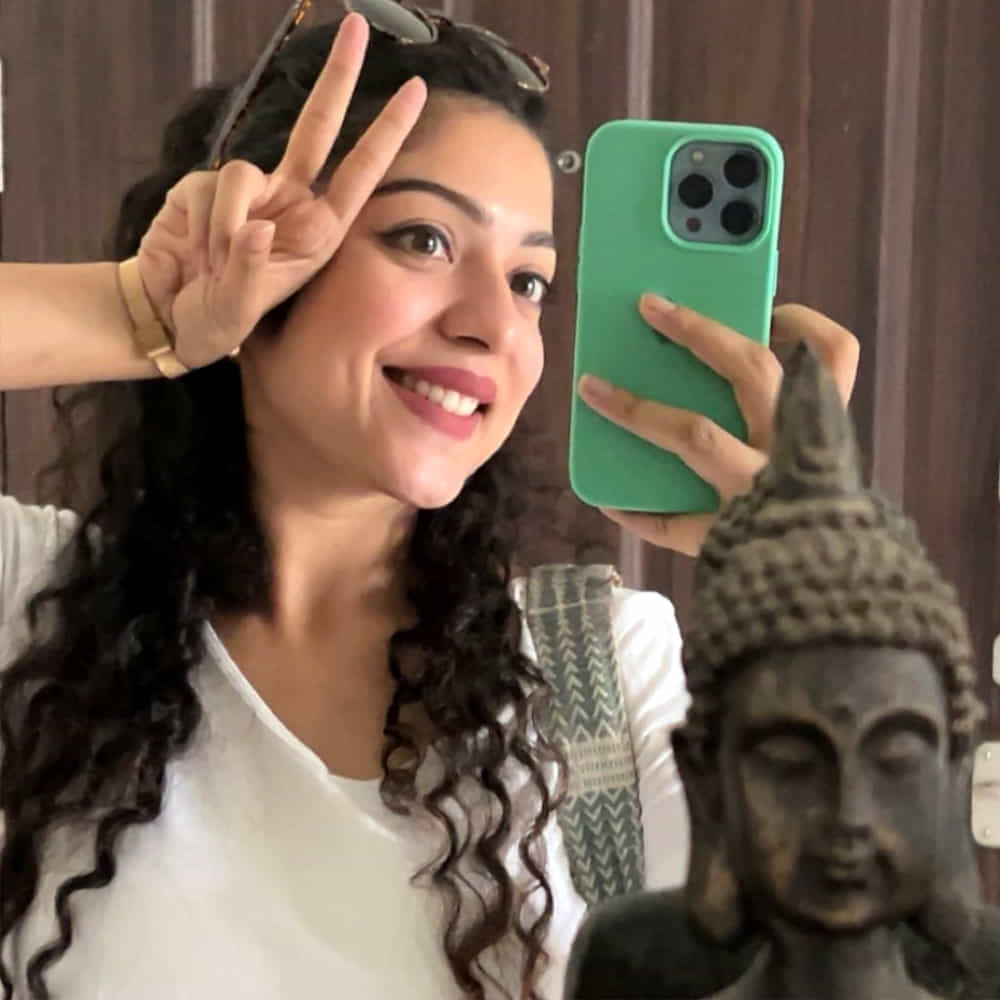 దళపతి విజయ్ విజిల్ సినిమాలో ఫుట్ బాల్ ప్లేయర్ గా కనిపించింది వర్ష. ఇక హీరోయిన్ గా మారిన తర్వాత ఆనంద్ దేవరకొండ హీరోగా నటించిన మిడిల్ క్లాస్ మెలోడిస్ తెలుగు తెరకు పరిచయమైంది. ఈ సినిమాలో తన క్యూట్ క్యూట్ ఎక్సప్రెషన్స్ తో ప్రేక్షకులను ఆకట్టుకుంది. 