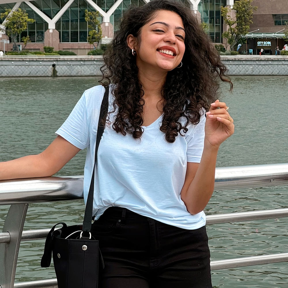 టాలీవుడ్ లో యంగ్ బ్యూటీలు దూసుకుపోతున్నారు. వారిలో వర్ష బొల్లమ్మ ఒకరు. తమిళ్ సినిమాలతో ప్రేక్షకులకు పరిచయం అయ్యింది ముద్దుగుమ్మ వర్ష బొల్లమ్మ.. విజయ్ సేతుపతి నటించిన 96 , అలాగే దళపతి విజయ్ హీరోగా నటించిన విజిల్ సినిమాల్లో కనిపించింది ఈ చిన్నది.