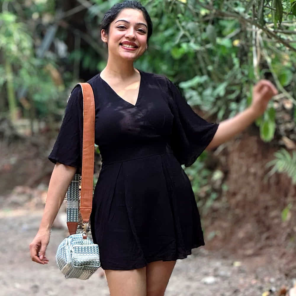 ప‌క్కింటి అమ్మాయిలా క‌నిపించే రూపం, ఆక‌ట్టుకునే న‌ట‌న‌తో కుర్ర‌కారును ఫిదా చేస్తోందీ బ్యూటీ. అతి త‌క్కువ స‌మ‌యంలో మ‌ల‌యాళం, త‌మిళంతోపాటు తెలుగులోనూ న‌టిస్తూ వ‌రుస అవ‌కాశాల‌ను సొంతం చేసుకుంటుందీ బ్యూటీ. చివరిగా సందీప్ కిషన్ హీరోగా నటించిన ఊరుపేరు భైరవకోన సినిమాలో నటించింది. 