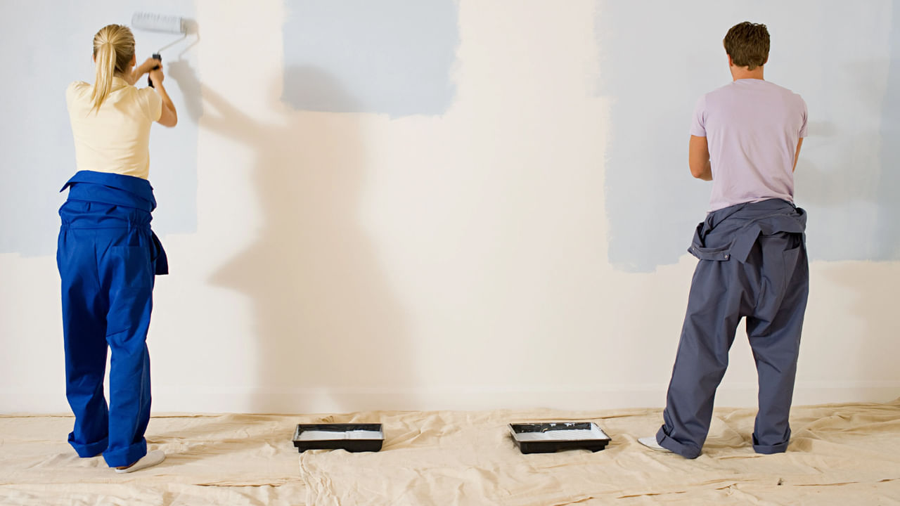 చాలా ప్రకాశవంతమైన ఎరుపు రంగు కోపం, అస్థిరతను సూచిస్తుంది. అందువలన ఈ రంగును ఇంటికి వేసుకోకూడదంట. ఎరుపు రంగు శక్తిని సూచిస్తుంది, కానీ అతిగా ఉపయోగిస్తే, అది దూకుడు, ఒత్తిడి ,మానసిక క్షోభకు కారణమవుతుందని చెబుతున్నారు వాస్తు పండితులు. అందువలన దీనిని ఇంటిలోపల, ఇంటి  బయట ఎక్కడ కూడా ఉపయోగించకూడదంట.