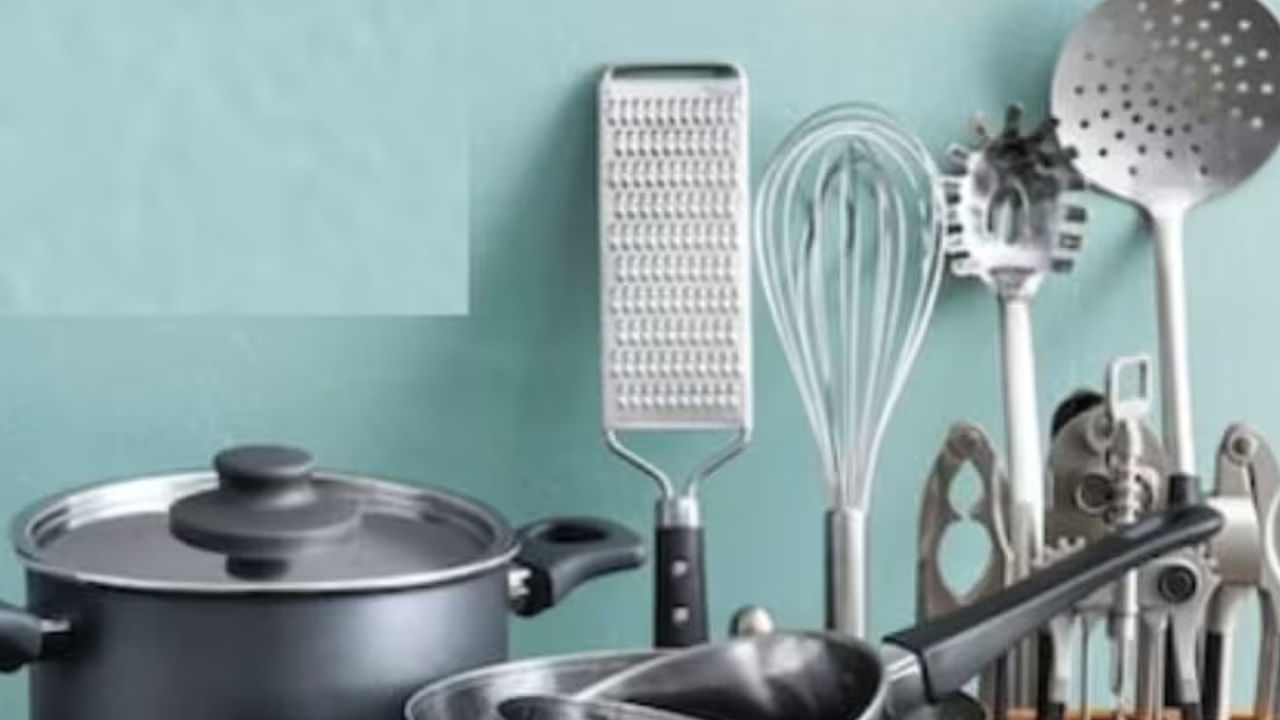 అలాగే కొంత మంది ఇంటిలో చనిపోయిన వారి దుస్తులు లేదా వారు వాడిన వస్తువులను ఉంచుకుంటారు. కానీ ఇది కూడా అంత మంచిది కాదని, దీని వలన అనేక సమస్యలు వస్తాయని చెబుతున్నారు వాస్తు శాస్త్ర నిపుణులు.