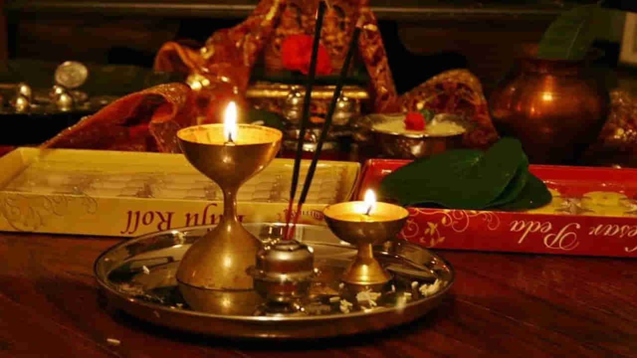 Vastu Tips: ఇంట్లోని పూజ గది విషయంలో ఈ పొరపాట్లు చేస్తున్నారా... కష్టాలకు వెల్కమ్ చెప్పినట్లే..