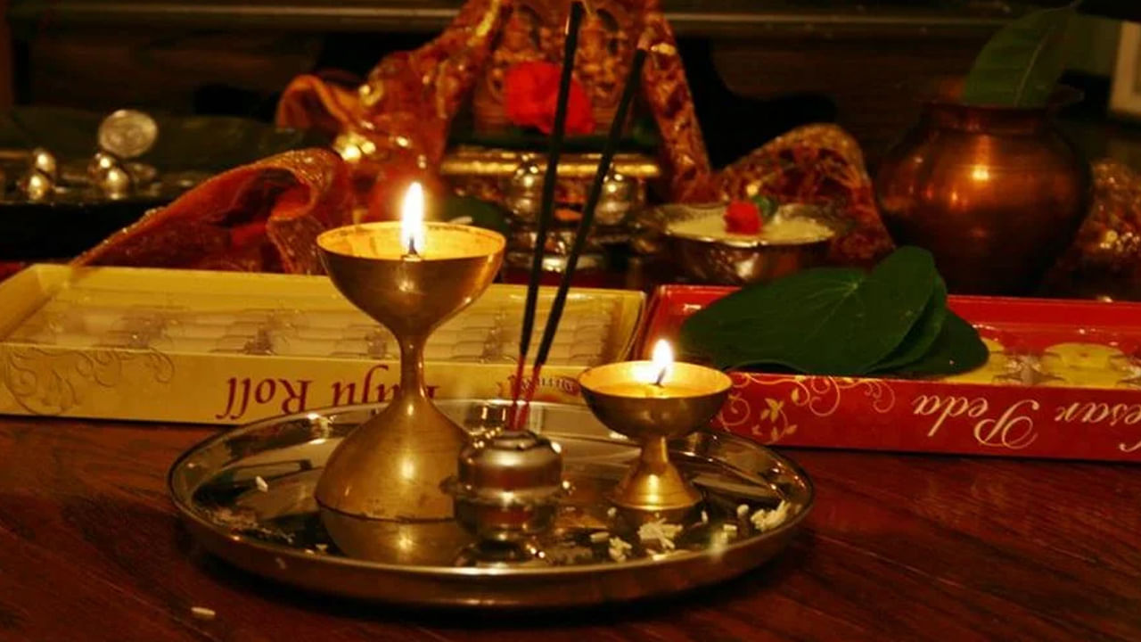 Vastu Tips: ఇంట్లోని పూజ గది విషయంలో ఈ పొరపాట్లు చేస్తున్నారా... కష్టాలకు వెల్కమ్ చెప్పినట్లే..