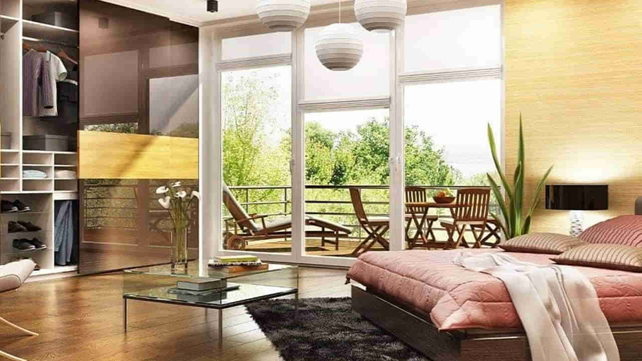 Vastu Tips: నిద్రపోతున్న సమయంలో తల దగ్గర ఈ వస్తువులు పెట్టుకునే అలవాటు ఉందా.. వెంటనే గుడ్ బై చెప్పండి.. లేదంటే..