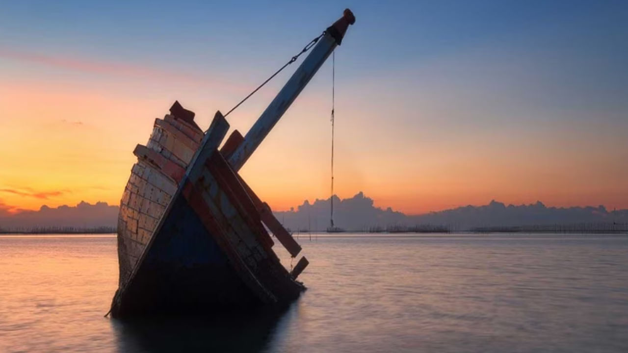 వాస్తు శాస్త్ర నిపుణుల ప్రకారం, ఇంటిలోప మునిగిపోతున్న ఓడ ఫొటో ఎప్పుడూ పెట్టుకోకూడదంట. దీని వలన ఇంట్లో చాలా సమస్యలు వస్తుంటాయి. అంతే కాకుండా నెగిటివ్ ఎనర్జీ పెరిగిపోతుందని చెబుతున్నారు వారు. అలాగే మునిగిపోయిన ఓడ ఫొటో ఇంట్లో పెట్టుకోవడం వలన ఇంట్లోని వ్యక్తుల మధ్య కలహాలు మొదలవుతాయంట.