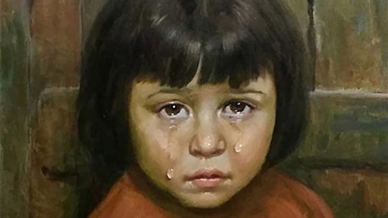 పిల్లలు ఏడుస్తున్న ఫొటోస్  : ఇంటిలో అందంగా నవ్వుతూ ఉన్న ఫొటోస్ పెట్టుకోవడం చాలా మంచిది. కానీ పిల్లలు ఏడుస్తున్నట్లు ఉన్న ఫొటోలు అస్సలే పెట్టకూడదంట. దీని వలన ఇంట్లో అనారోగ్య సమస్యలు తీసుకరావడమే కాకుండా ఇ ఇంట్లో ఉన్న వారికి ఒత్తిడి, మానసిక ఆందోళన పెరిగిపోతుందని చెబుతున్నారు వాస్తు శాస్త్ర నిపుణులు.