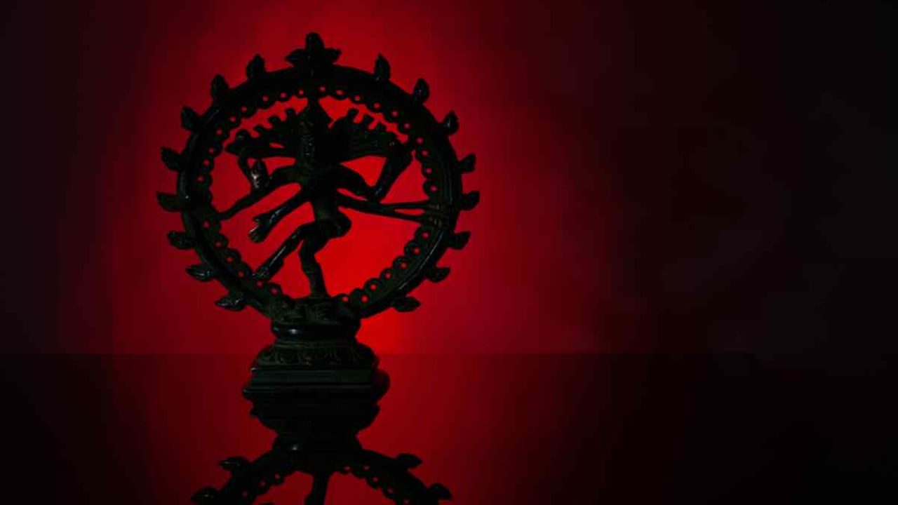 అదేవిధంగా నటరాజ విగ్రహం కూడా ఇంటిలో పెట్టుకోవడం మంచిది కాదంట. దీని వలన నెగిటివ్ ఎనర్జీ విపరీతంగా పెరుగుతుందంట. అనేక సమస్యలు ఎదురవుతాయంట. అందుకే సాధ్యమైనంత వరకు నటరాజ విగ్రహం ఇంటిలోపల పెట్టుకోకూడదు అని చెబుతున్నారు పండితులు.