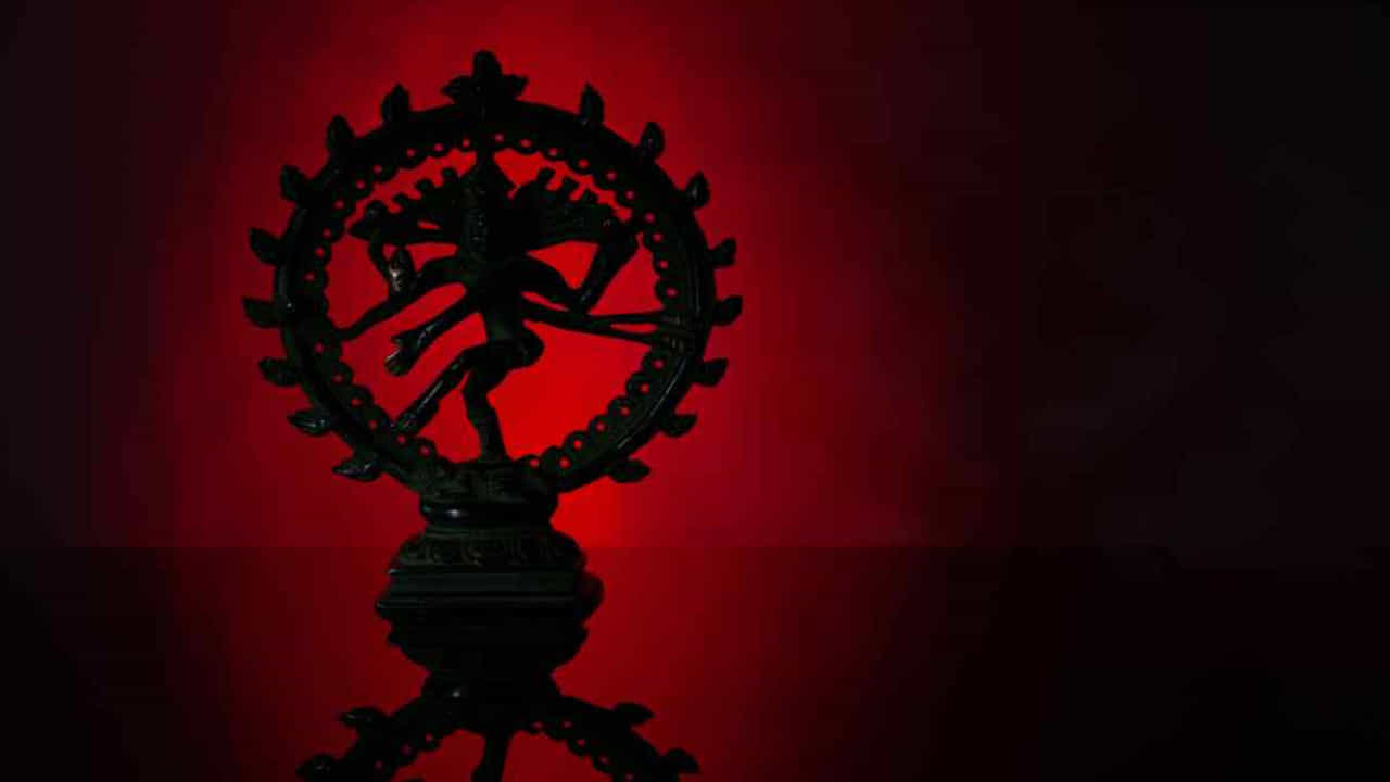 అదేవిధంగా నటరాజ విగ్రహం కూడా ఇంటిలో పెట్టుకోవడం మంచిది కాదంట. దీని వలన నెగిటివ్ ఎనర్జీ విపరీతంగా పెరుగుతుందంట. అనేక సమస్యలు ఎదురవుతాయంట. అందుకే సాధ్యమైనంత వరకు నటరాజ విగ్రహం ఇంటిలోపల పెట్టుకోకూడదు అని చెబుతున్నారు పండితులు.